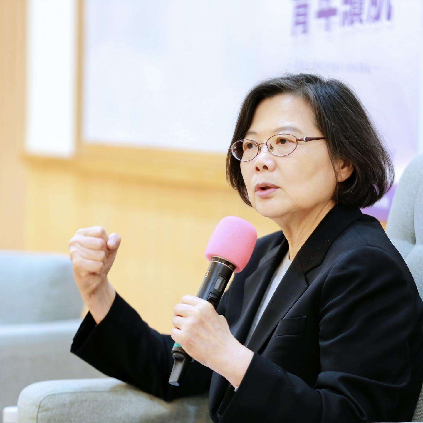 前總統蔡英文卸任後樂於在社群分享生活點滴，吸引大批網友在網路上與她互動，連最新社群平台Threads也突破百萬粉絲追蹤。圖為蔡英文3月間前往東吳大學演講。(蔡英文臉書)