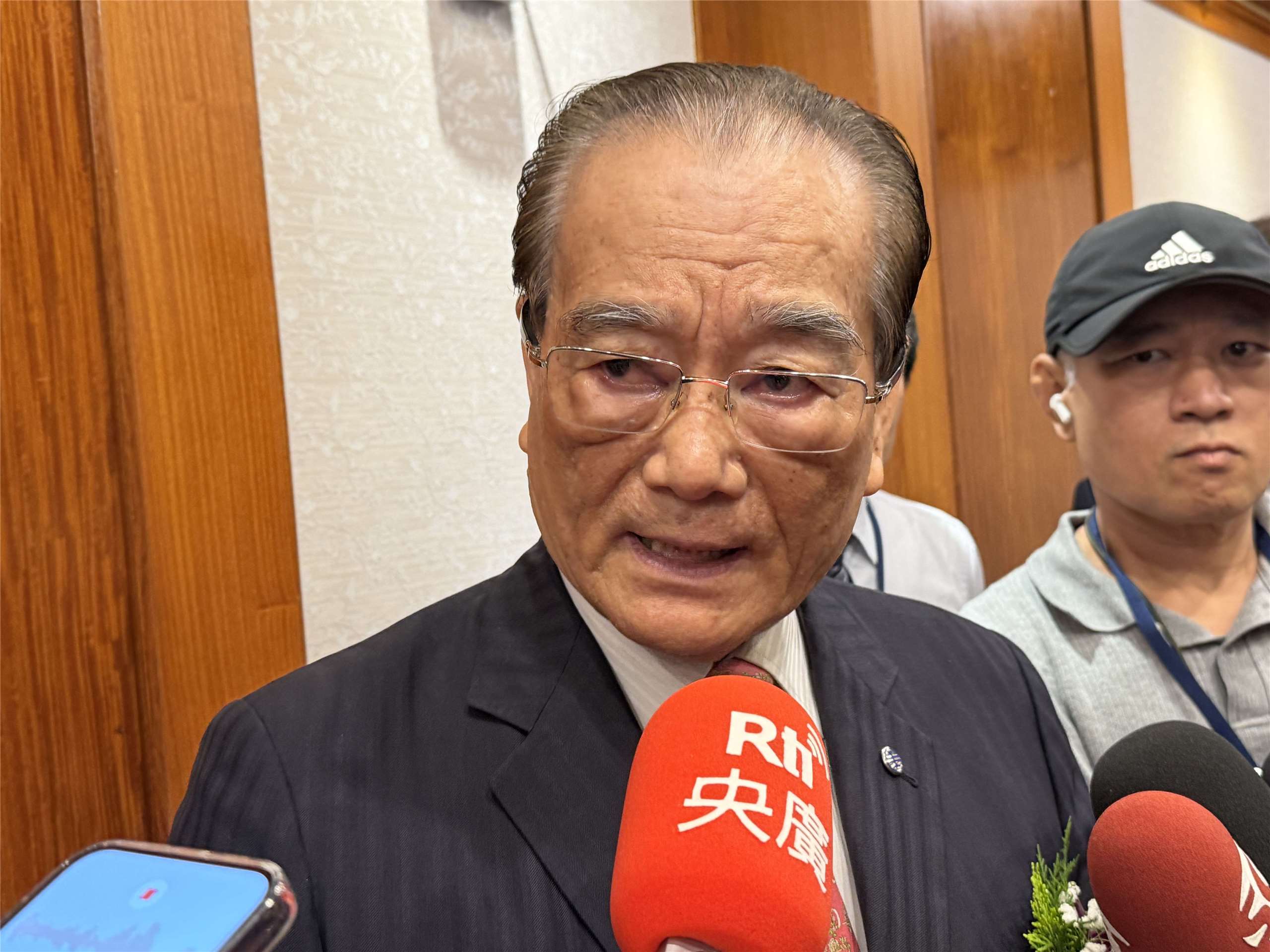 台鐵公司董事長鄭光遠29日受訪回應引發爭議的台北車站商場ROT案。(吳琍君攝)