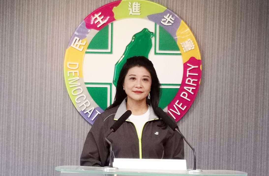 民進黨發言人林楚茵9日表示，中共今天無預警宣布在黃海實施實彈射擊，國民黨別再欺騙台灣人「躺平就能換和平」，把實彈演習當迎賓禮炮。