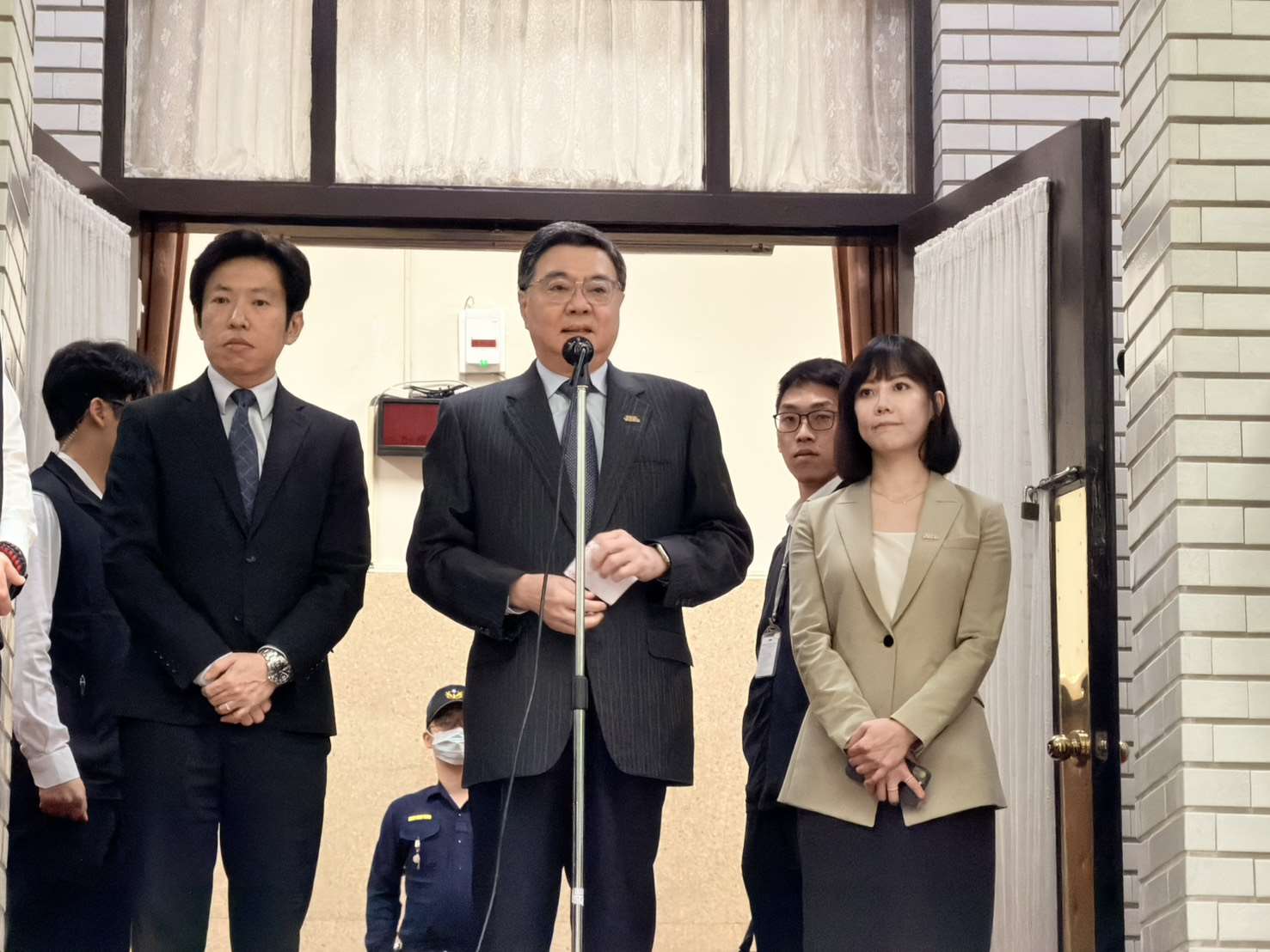 行政院長卓榮泰7日赴立法院施政總質詢前受訪。(鄭佑漢 攝)