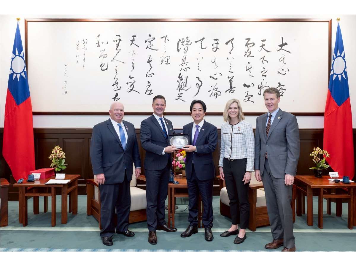 賴清德總統(右三)7日在總統府接見美國聯邦眾院「共和黨研究委員會」國家安全任務小組主席諾恩(Zach Nunn，左二)率領的訪問團。 (總統府提供)