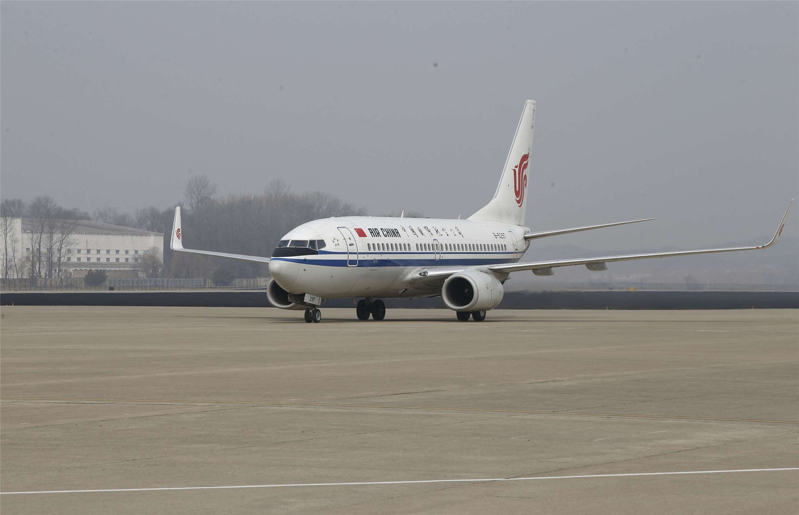 圖為中國國航班機3月30日飛抵平壤順安機場。