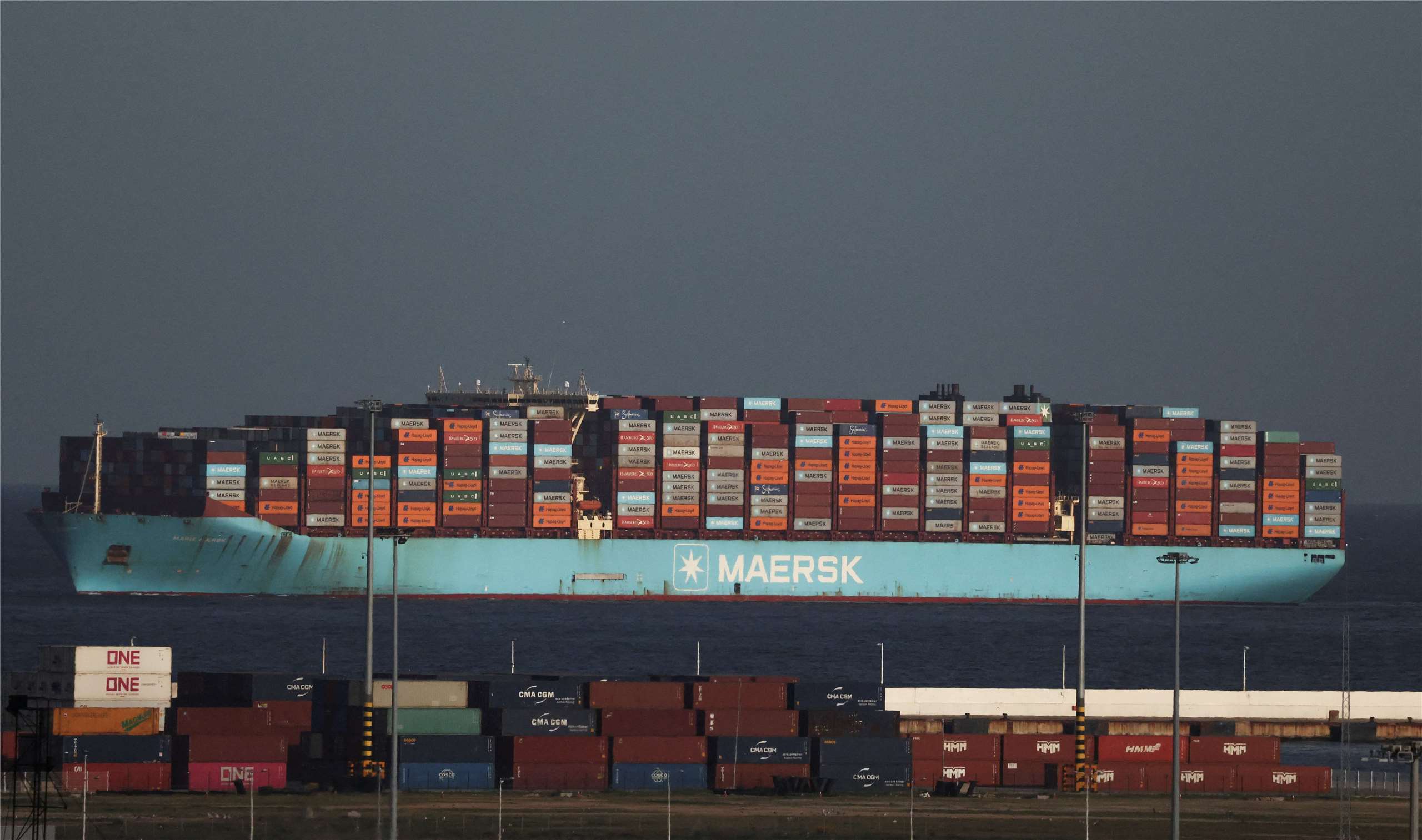 作為全球最大貨櫃航運公司之一，馬士基(Maersk)對通行荷莫茲海峽仍持審慎態度 。圖為貨櫃堆放在一艘馬士基貨輪上。