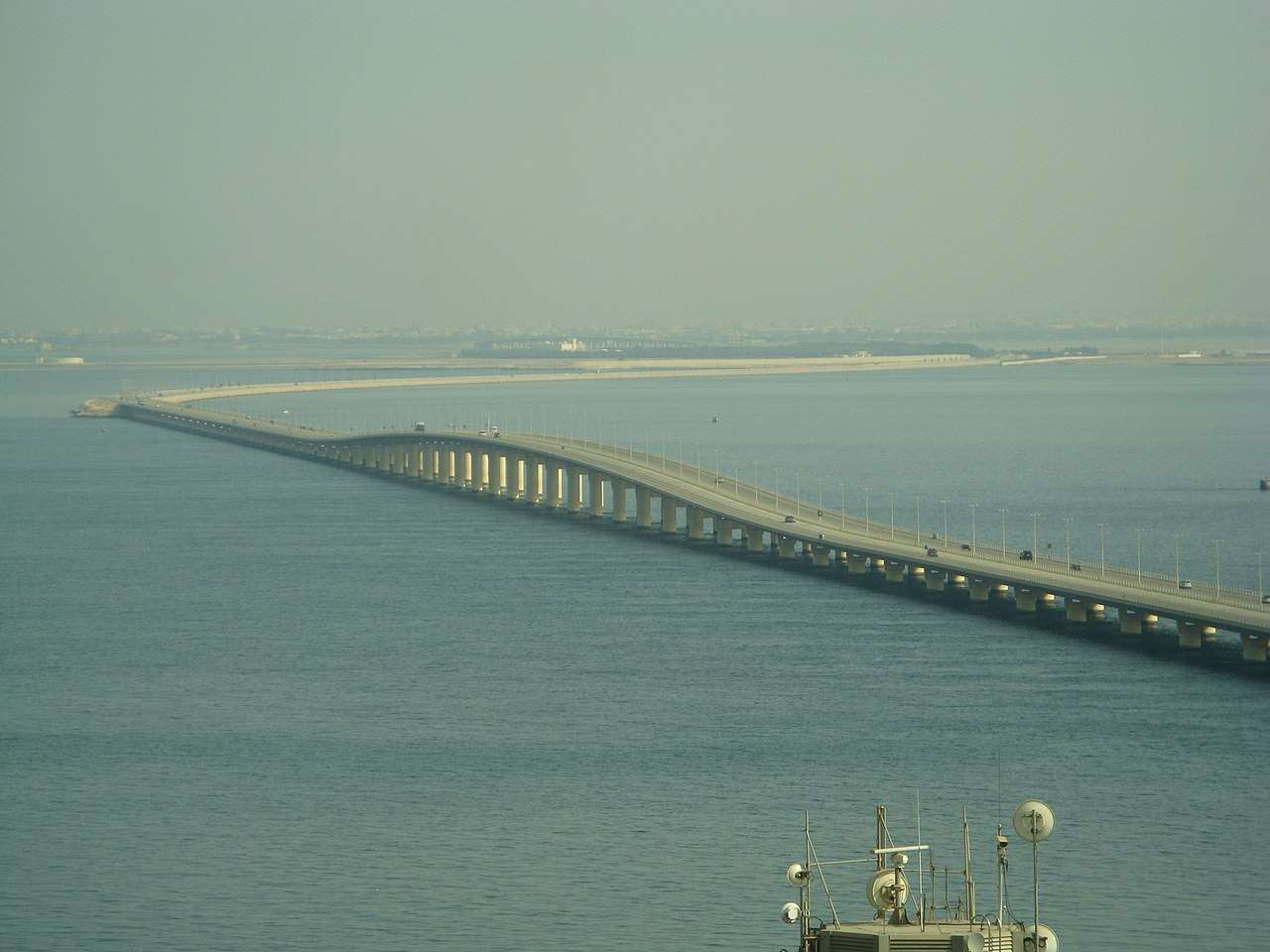 沙烏地阿拉伯宣布關閉連接該國與巴林島國的「法赫德國王跨海大橋」，以應對伊朗可能對東部省發動更多攻擊。(圖：維基百科)