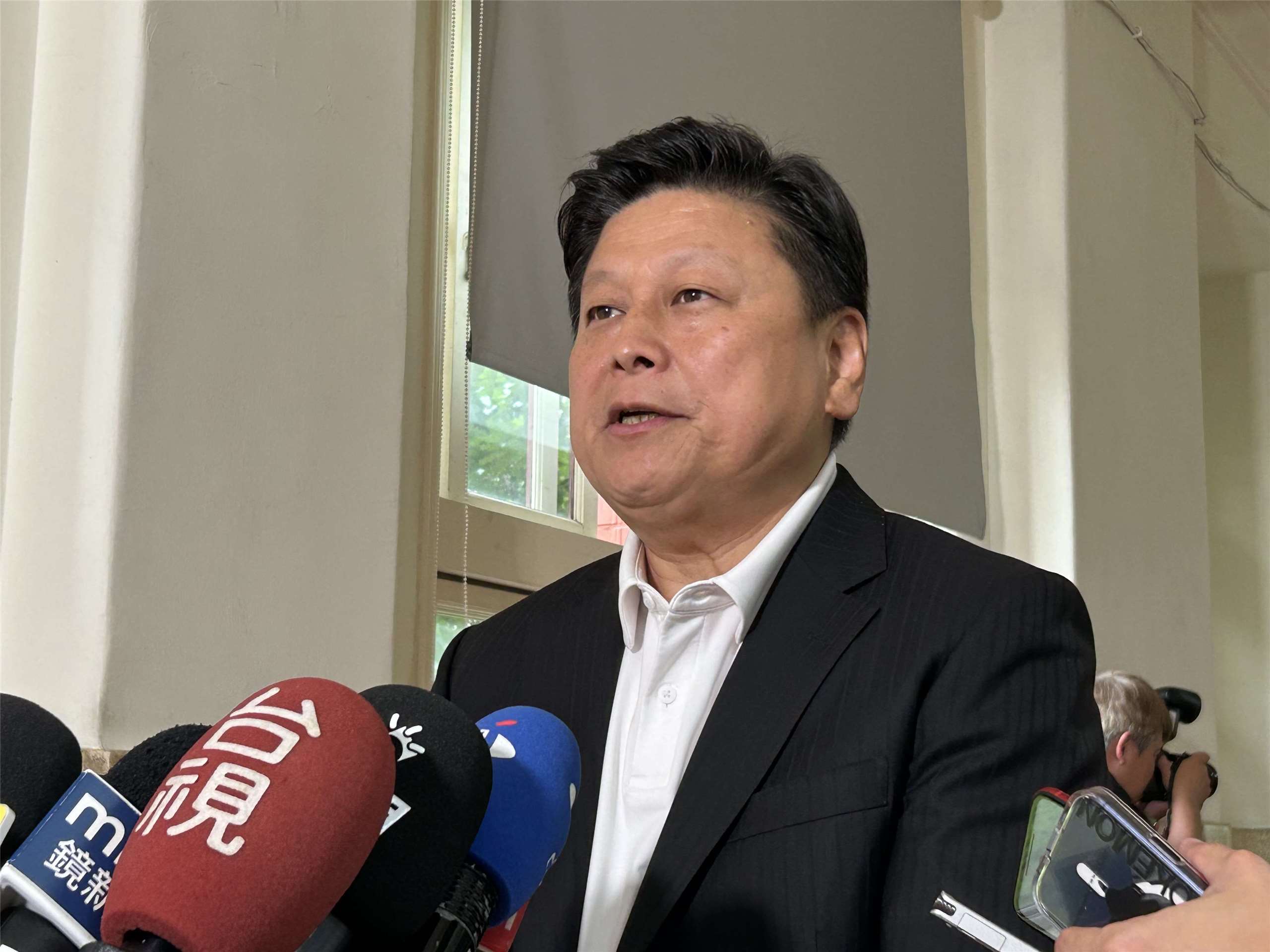 國民黨團今天(29日)開會討論軍購案，會中並無定案最終版本。國民黨團總召傅崐萁會後受訪表示，希望在最快到來的5月8日院會前，大家繼續溝通，待凝聚共識後再跟外界報告。(趙婉淳 攝)