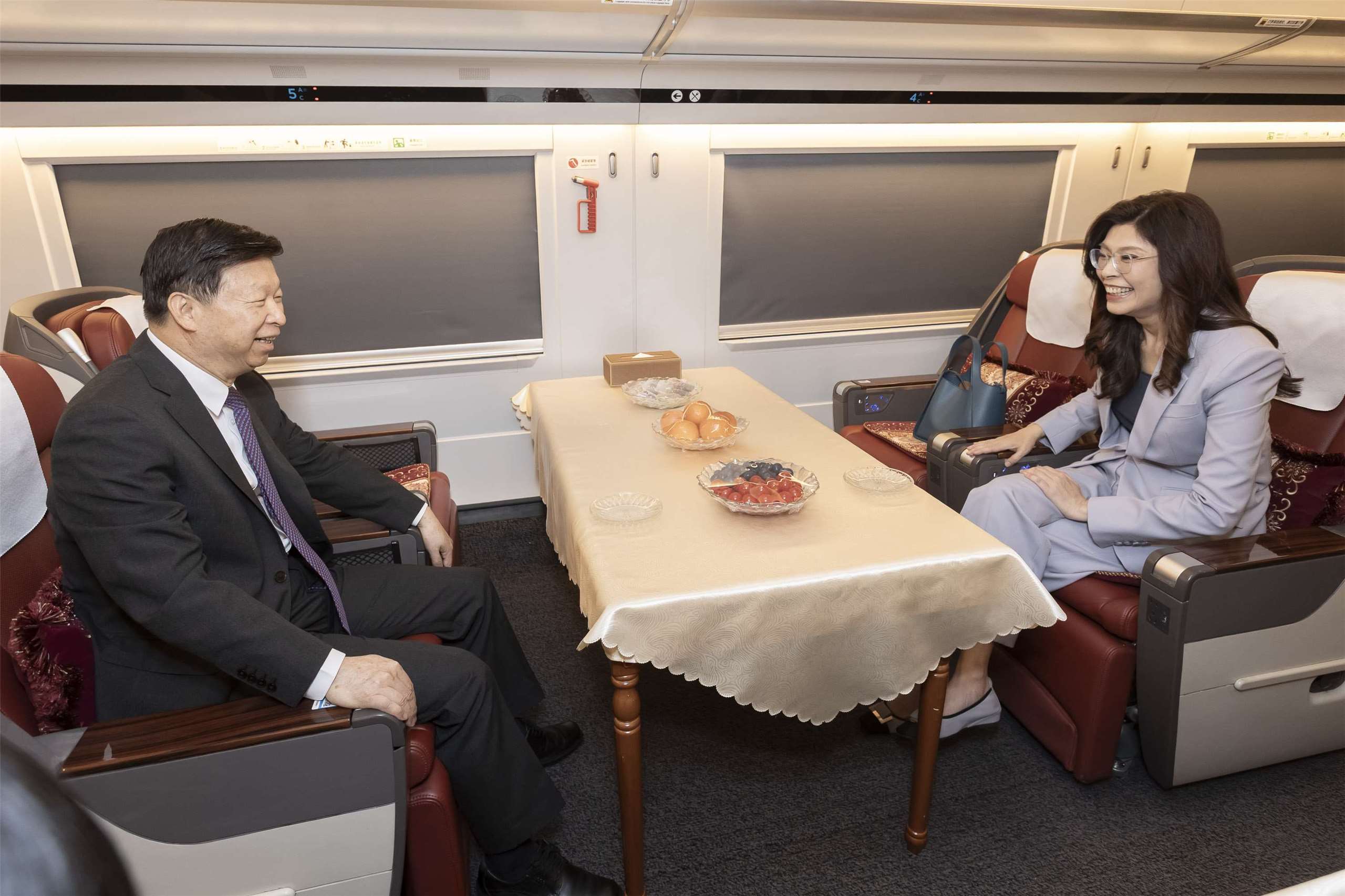 國民黨主席鄭麗文7日率團啟程訪中，抵達抵達中國上海虹橋機場後，轉搭乘高鐵前往中國南京，期間中共中央台辦主任宋濤與鄭麗文面對面而座。(國民黨提供)