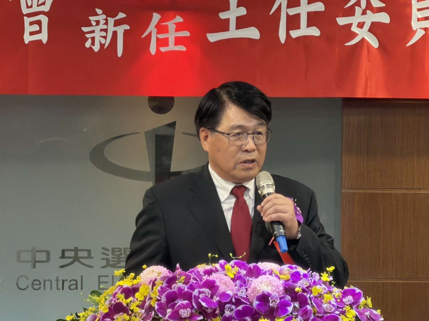 新任中選會主委游盈隆27日表示，對於立法院所通過的公投案，目前法無明文規定中選會必須照單全收。(鄭佑漢 攝)
