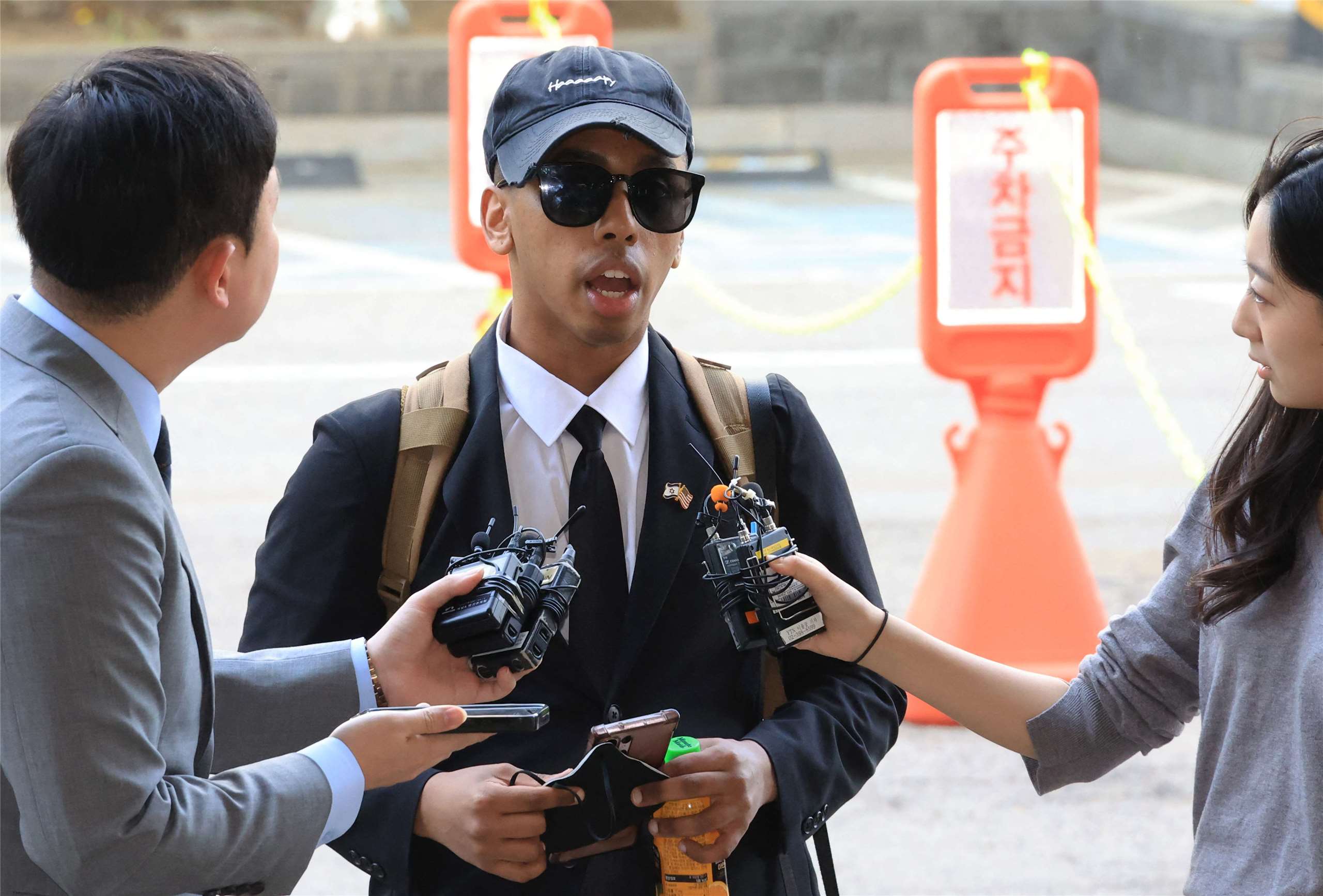 25歲的索馬利幾年前在日本和南韓拍攝了一系列挑釁行為的影片，並上傳至Youtube和Twitch等平台，因而聲名狼藉。