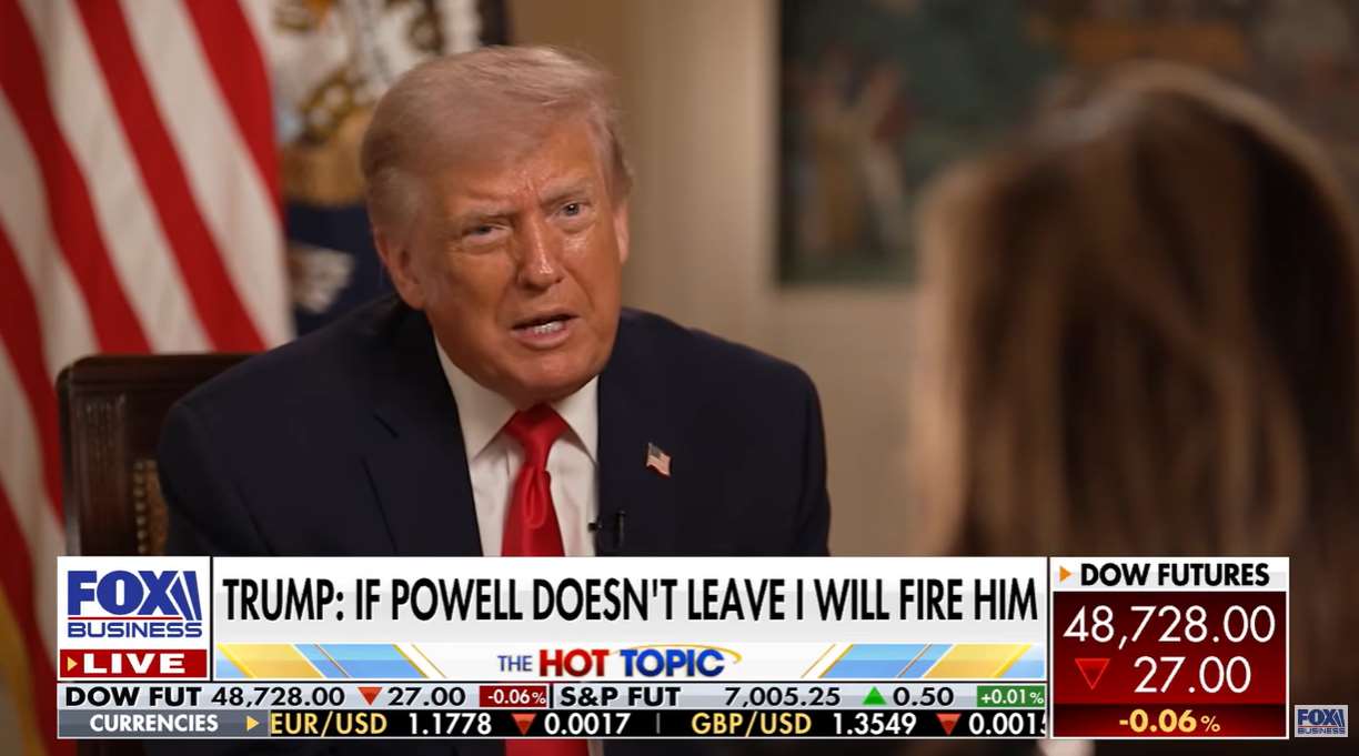 川普15日接受福斯財經新聞網(Fox Business)訪問，再度批評美國聯準會(Fed)主席鮑爾，並揚言開除他。(翻攝YT/@FoxBusiness)