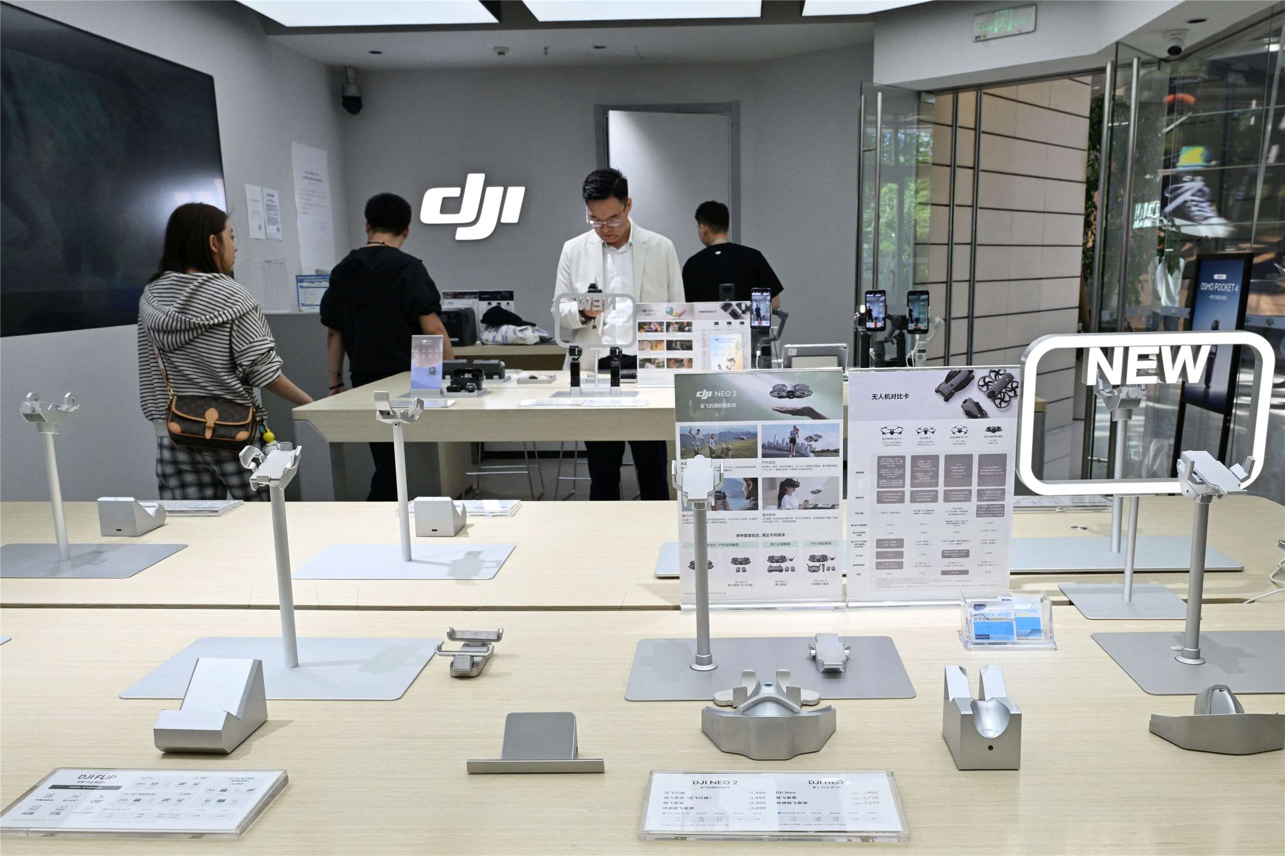 無人機龍頭大疆創新在北京的門市29日開始下架相關產品。