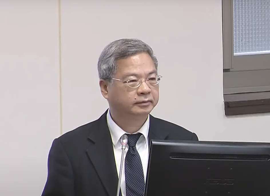 中東戰事在國內引發「塑膠袋之亂」，經濟部長龔明鑫9日在立法院指出，已啟動塑膠袋平價專案，原料商10日就可以開始將塑膠粒出貨給生產商製造平價塑膠袋。(翻攝國會頻道)