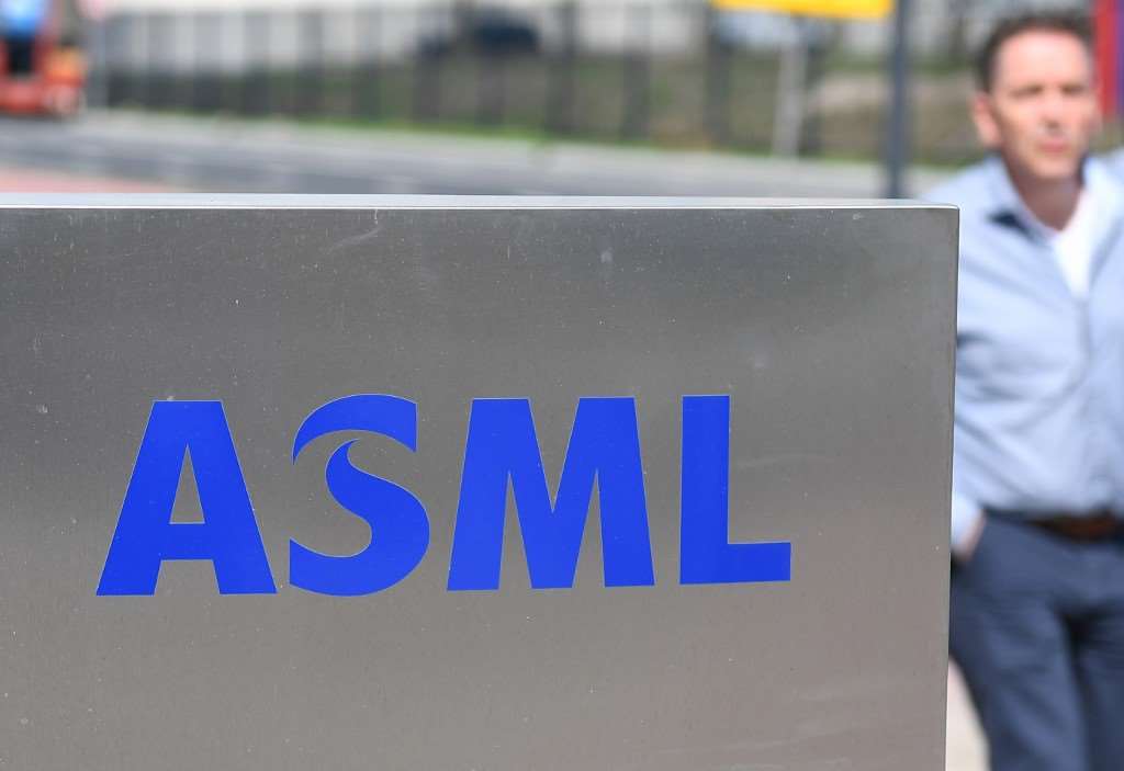 荷蘭半導體設備大廠艾司摩爾(ASML)(圖)推出最新高數值孔徑極紫外光(High-NA EUV)光刻機，但遭台積電嫌貴暫不採購。(AFP)
