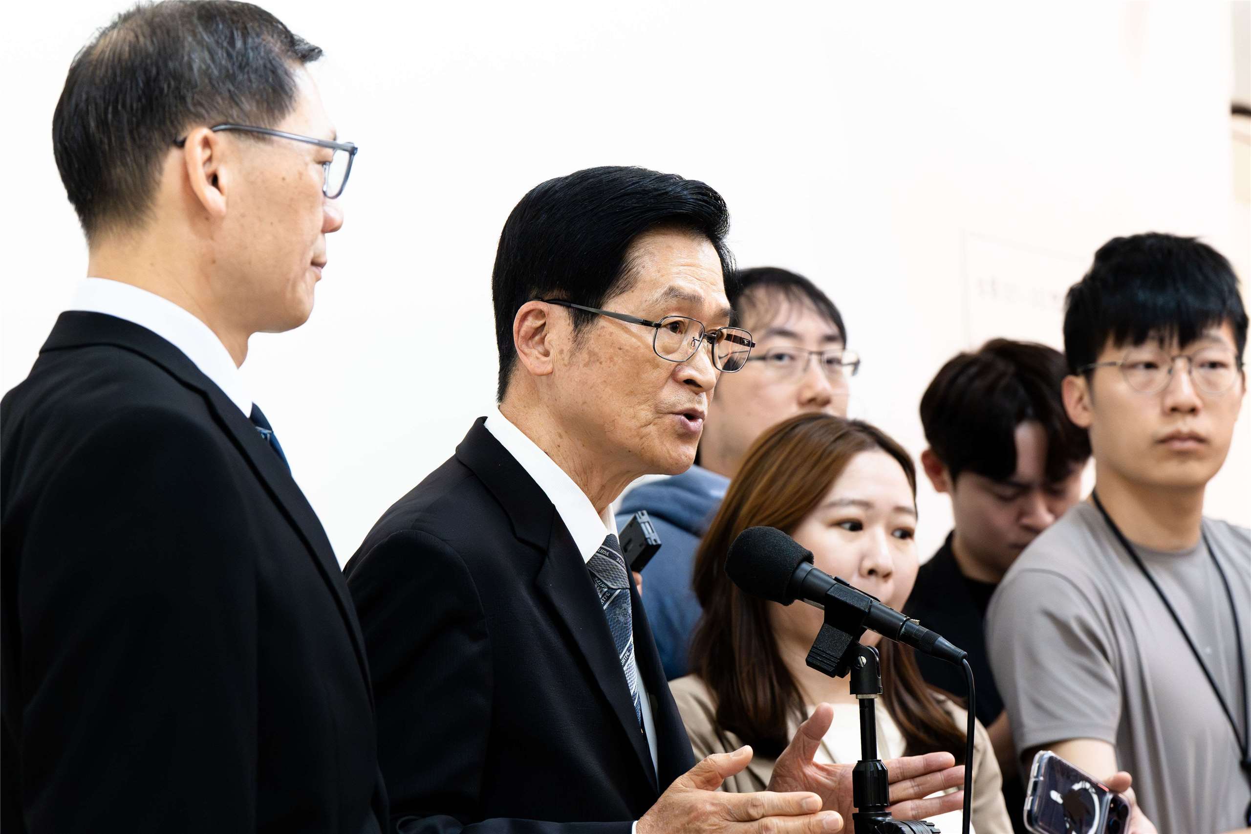 曾任國防部長的退輔會主委嚴德發9日在立法院強調，和平必需靠實力，中國威脅已造成民眾不安，呼籲朝野應共同支持國防部所提出的國防特別條例。(楊仁翔 攝)