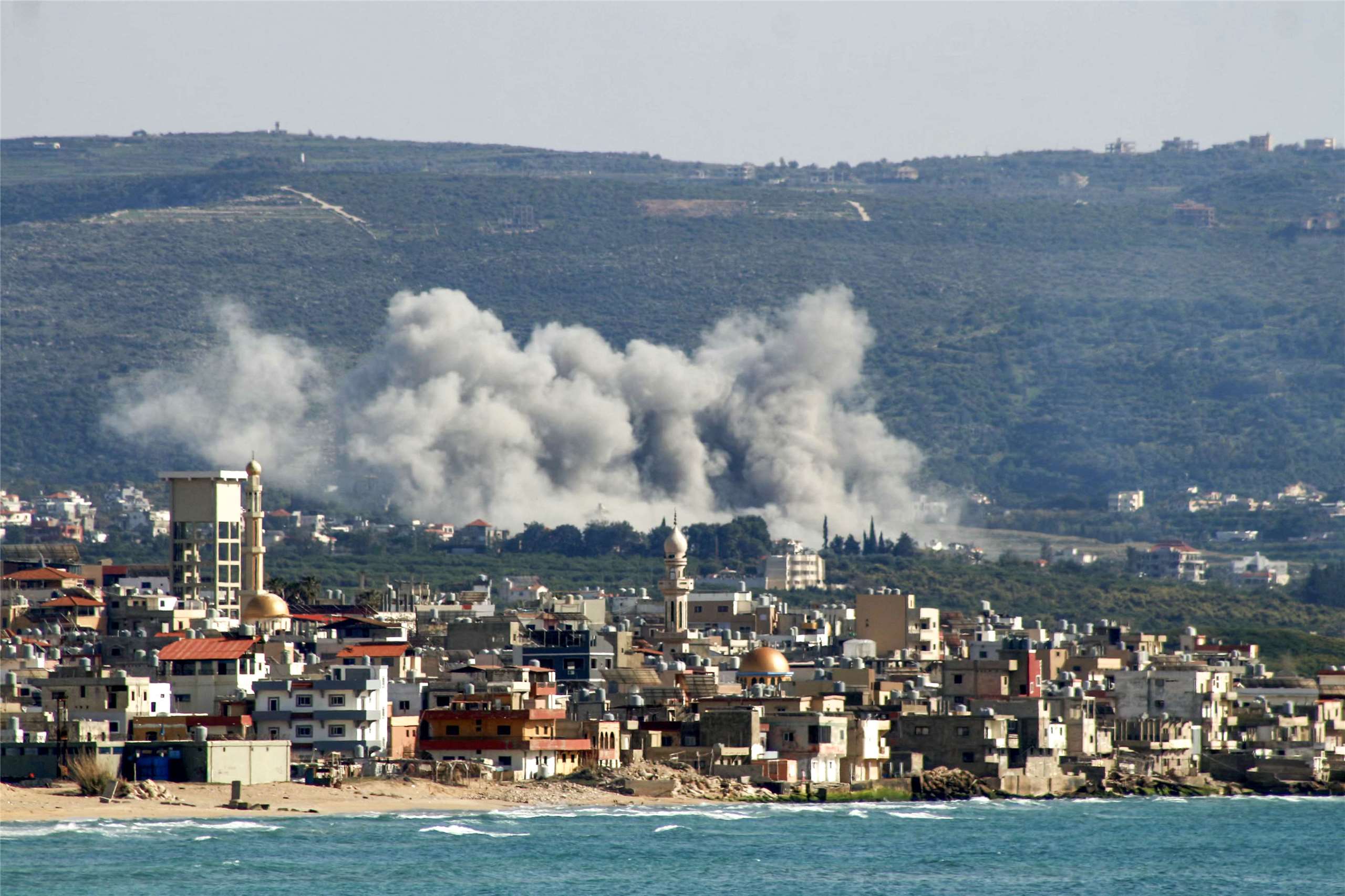 以色列與黎巴嫩為期10天的停火已生效，但在停火生效前不久，似乎又發生「真主黨」再與以軍跨境交火。圖為以軍早前轟炸黎南村莊資料照。