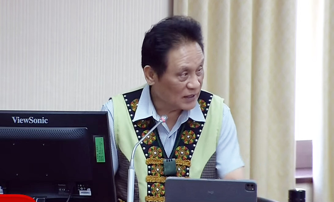 立法院內政委員會2025年6月30日審理《平埔原住民族群身分法》草案，原民會主委曾智勇(Ljaucu．Zingrur)出席報告與備詢。(翻攝國會頻道)
