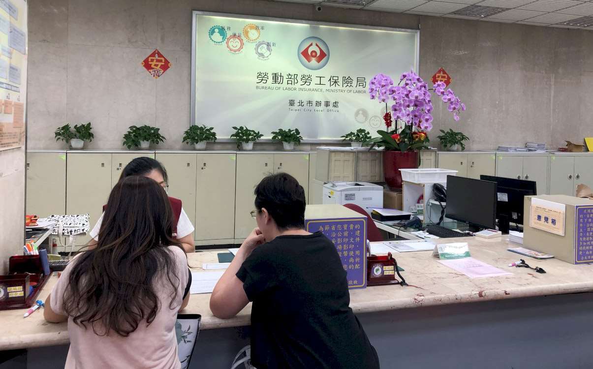 勞動部24日指出，勞保年金5月起調升6.46%，預估將有76萬人受惠。示意圖。(楊文君攝)