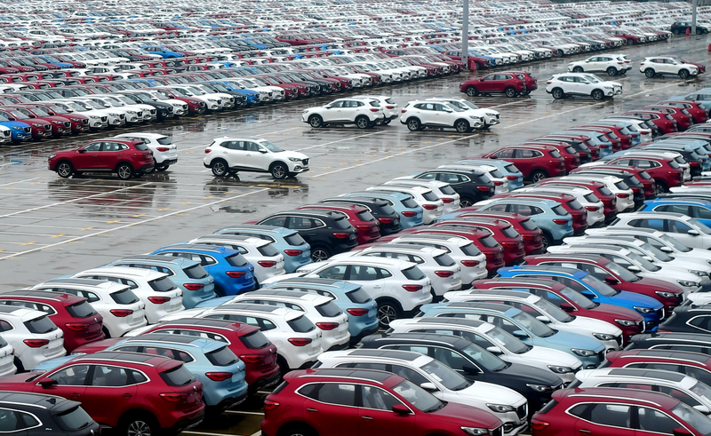 中國第1季汽車產量703.9萬輛，較去年同期下降6.9%；汽車銷量704.8萬輛，年減5.6%。圖為上海汽車集團的寧德基地，製造好的車輛在此等待出廠。