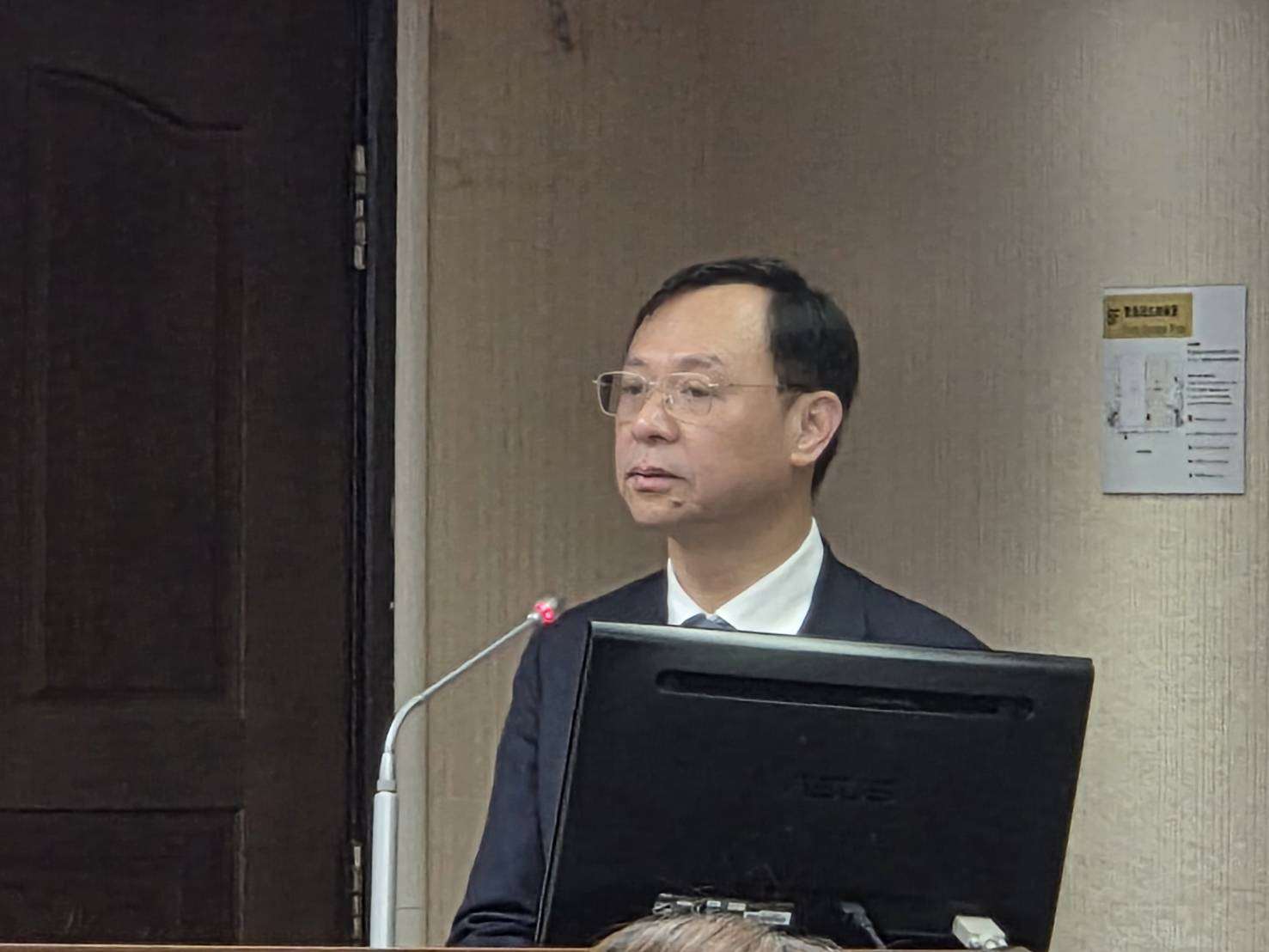 衛福部長石崇良23日上午赴立法院社會福利及衛生環境委員會，就「脆弱家庭兒少支持服務及兒少保護個案處遇之跨體系協作與銜接機制檢討」進行專案報告。(江昭倫 攝)
