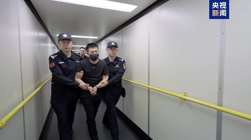 天津公安機關29日將1名重大跨境網路賭博案件黃姓主嫌從泰國引渡返回中國。(圖:央視截圖)