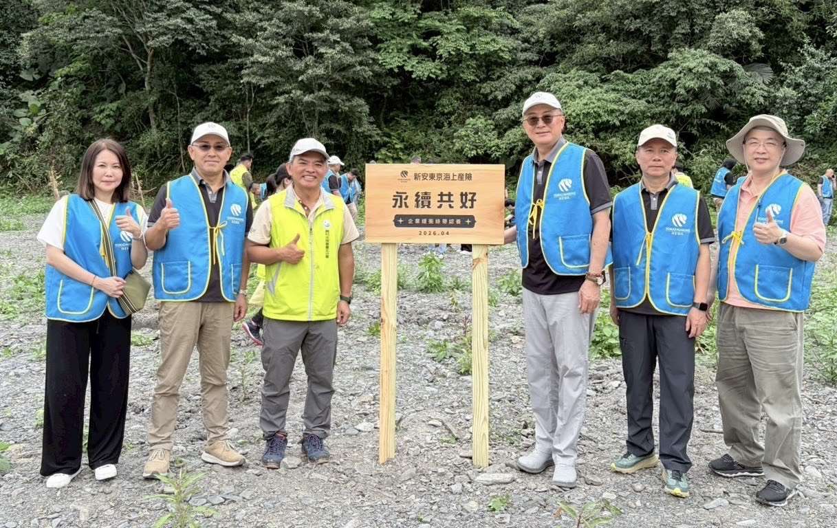 農業部和產險業協力種下希望樹苗，創造約18.6公噸碳匯，用行動守護地球未來。(業者提供)