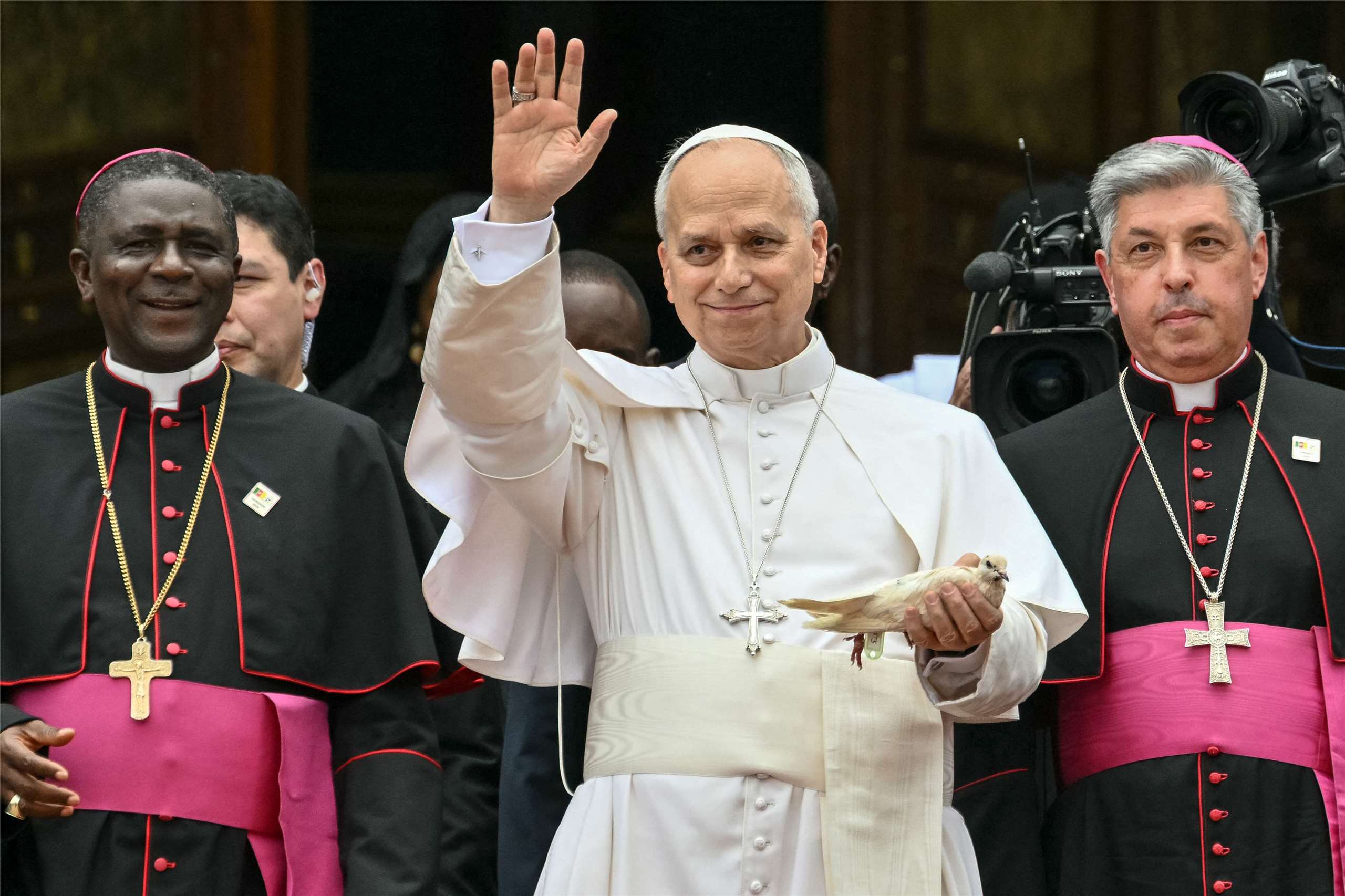 教宗良十四世(Pope Leo XIV)(中)16日訪問喀麥隆的西部巴門達(Bamenda)，並在巴們達大教堂發表演說後，在會見巴門達民眾後，手持一隻白鴿並將其放飛。 (AFP)