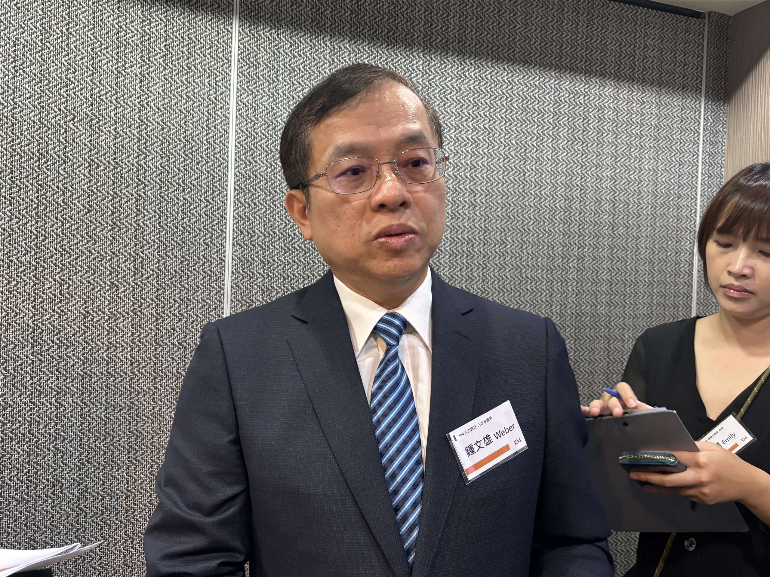 104人力銀行人才永續長鍾文雄指出，科技業人才招募出現「位移效應」，企業對工程師的需求正從「量」的擴張轉向「質」的盤整。(楊文君攝)