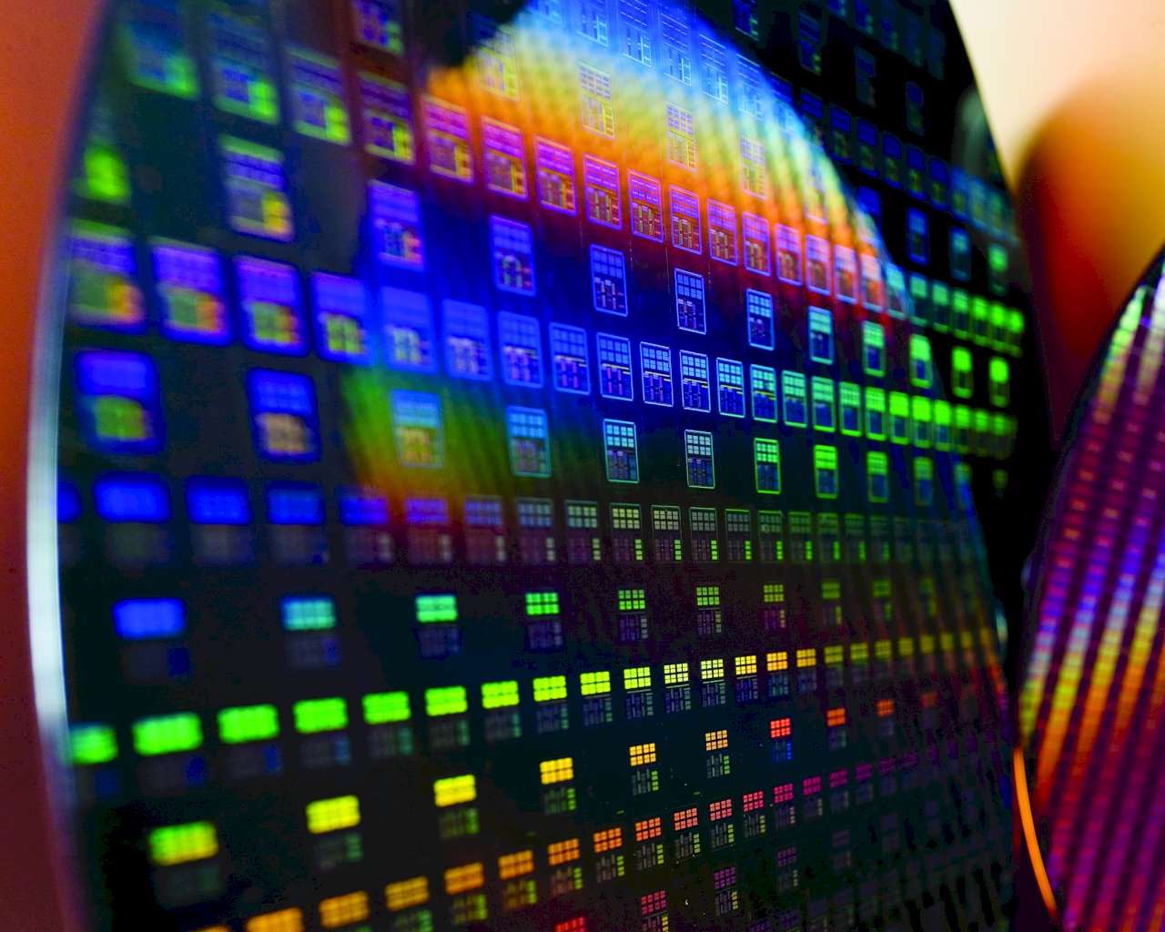 美國史丹佛大學近期發布年度AI指數報告，台灣的重要性提升，被視為AI硬體韌性的關鍵因素。圖為台積電十二吋晶圓資料照。(台積電提供)