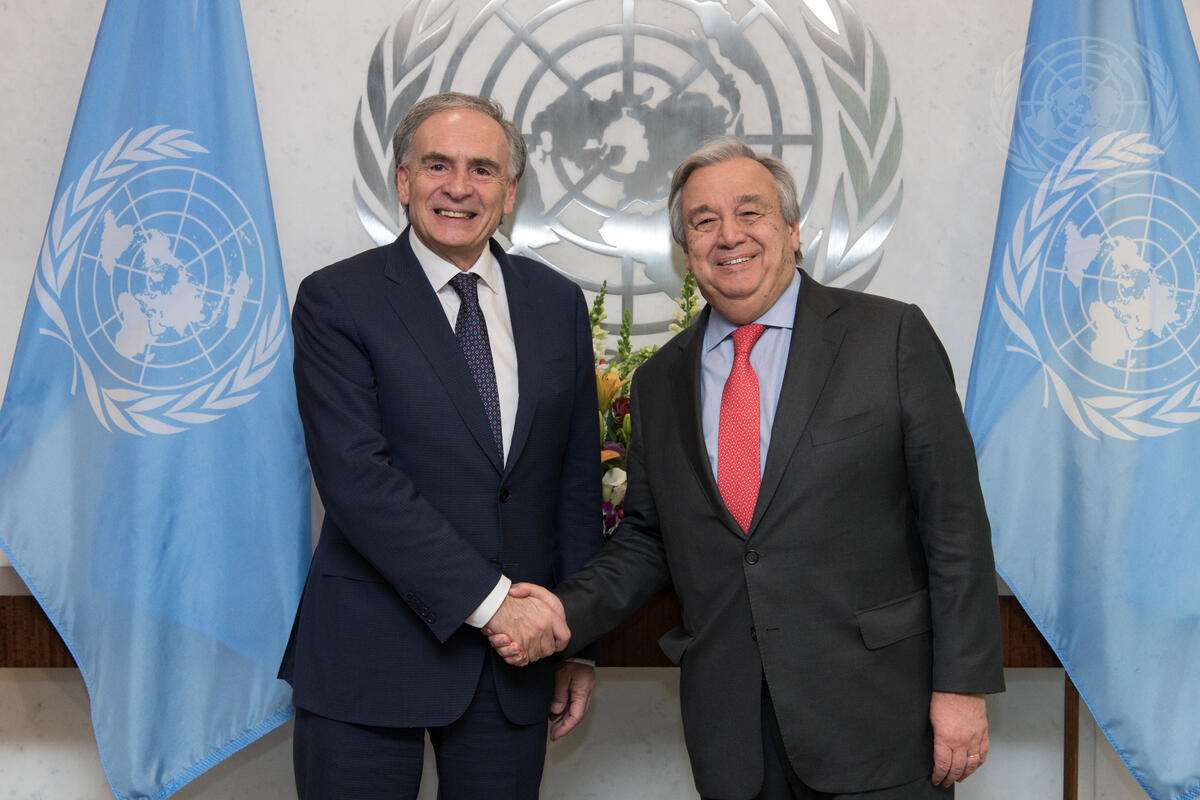 聯合國秘書長古特瑞斯(Antonio Guterres,右)上月任命資深聯合國外交官阿爾諾(Jean Arnault,左)擔任其個人特使，協助結束中東戰爭。(UN Photo/Mark Garten/檔案照)
