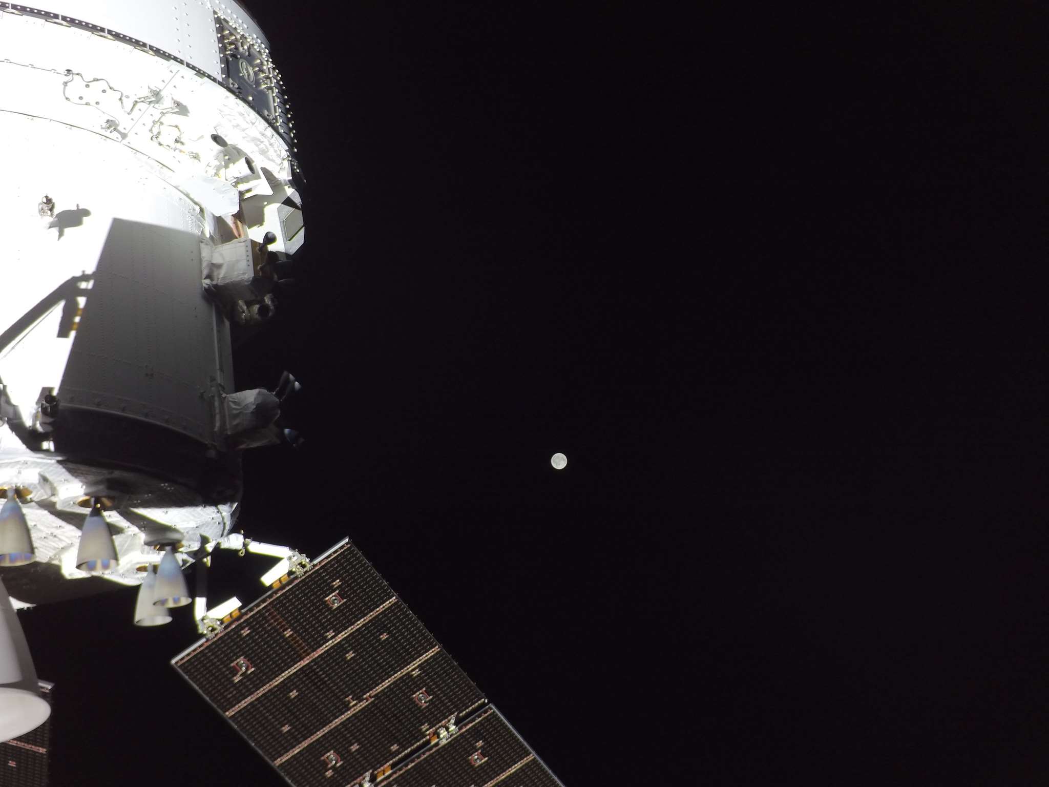 阿提米絲2號(Artemis 2)正加速飛向計畫中的繞月路徑。(FB@NASA Artemis﻿)