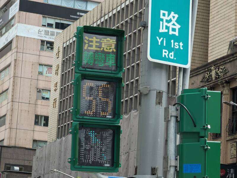 交通部23日說明，高德地圖上出現的紅綠燈秒數其實是透過「大數據推估」而來，並非由我國政府機關主動提供。(中央社資料照)