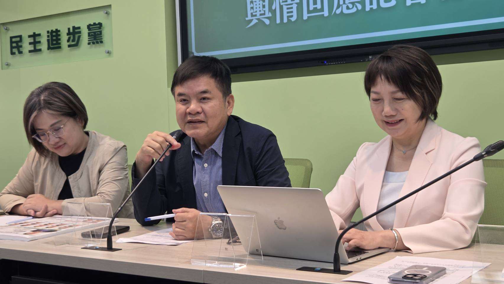 民進黨團召開輿情回應記者會，幹事長莊瑞雄(中)說明未出席彈劾總統聽證會原因。（劉玉秋攝）