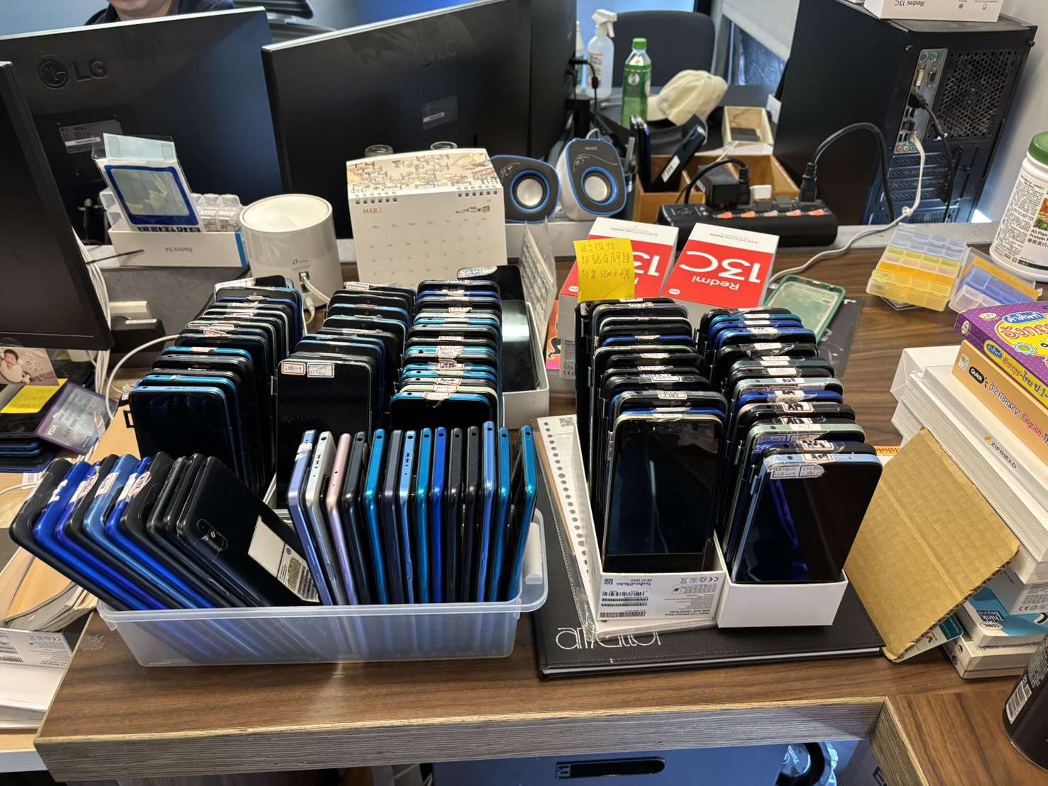 專案小組查出，羅男等人自2023年9月起協助泰國及越南博弈網站進行泰銖、越南盾的出金和入金業務操作，利用越南「Viet Pay」、泰國「ThaiQR」等第三方支付系統運作，綁定泰國及越南人頭帳戶協助境外洗錢。圖為證物。(圖：刑事局)