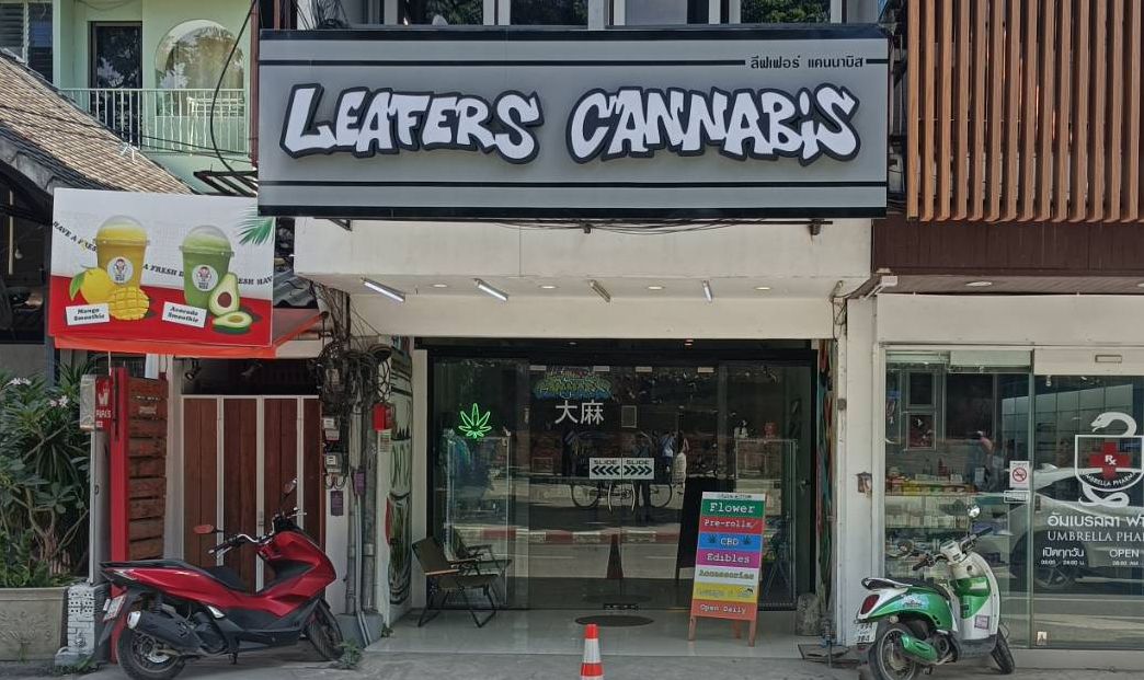 泰國目前約有1萬1000家註冊的大麻店，其執照將在未來3年陸續到期，估計最終將僅剩2000家業者轉型為合法診所繼續營運。圖為泰國清邁的大麻店。資料照。