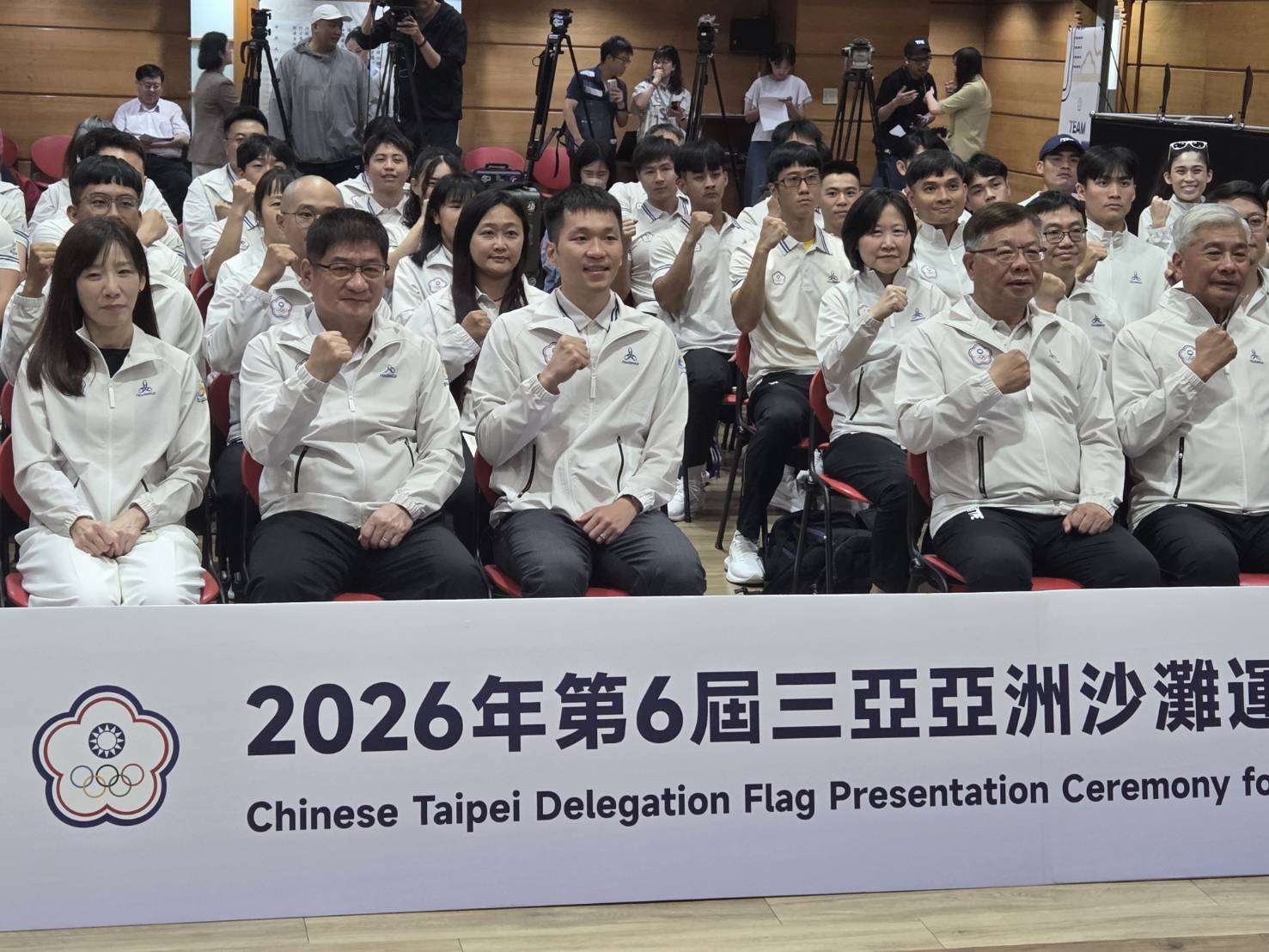 運動部長李洋(左三)15日出席「2026年第6屆三亞亞洲沙灘運動會即將登場」授旗典禮，期勉選手穩定發揮、享受比賽，為國爭光。(江昭倫 攝)