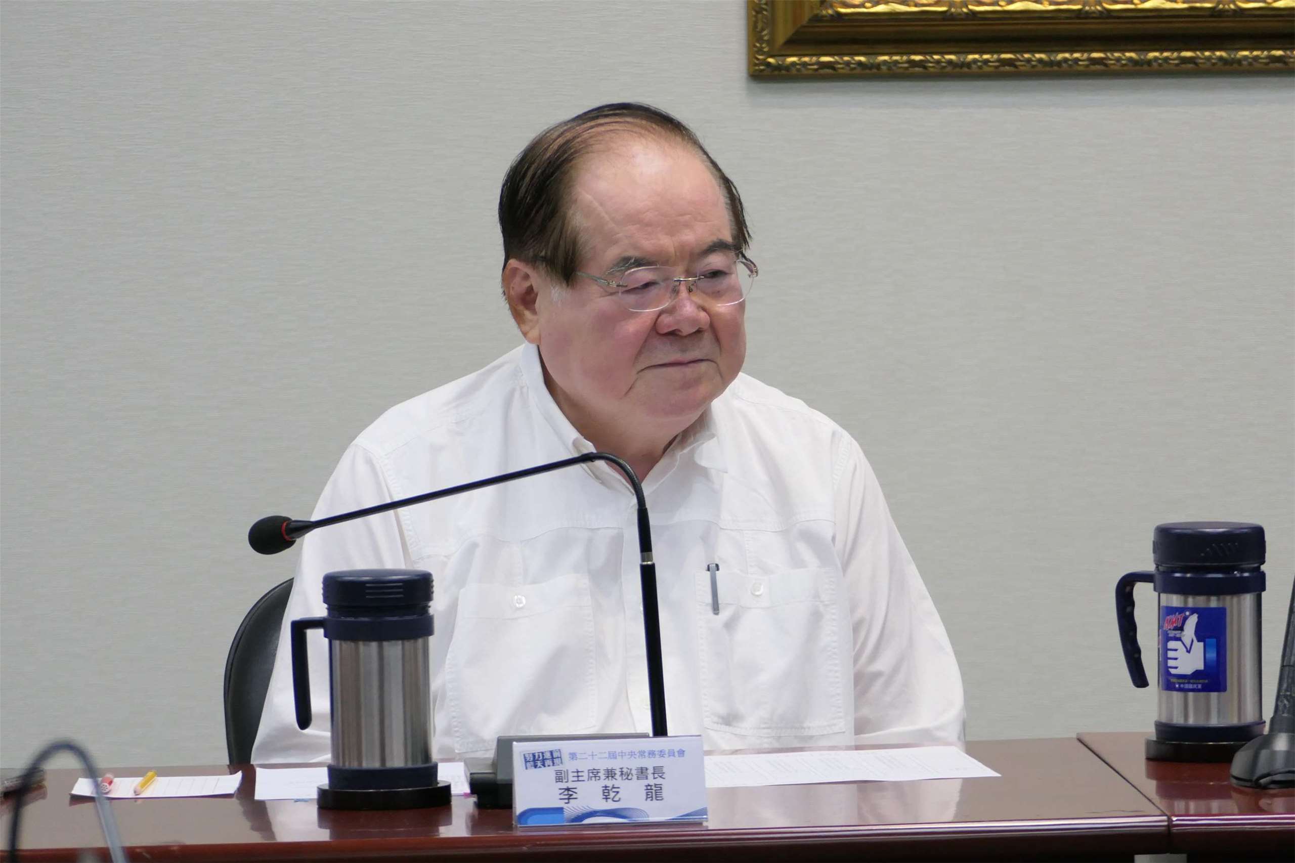 國民黨副主席兼秘書長李乾龍遭爆其座車的方向燈被安裝追蹤器。圖為李乾龍15日下午出席國民黨中常會。(趙婉淳 攝)