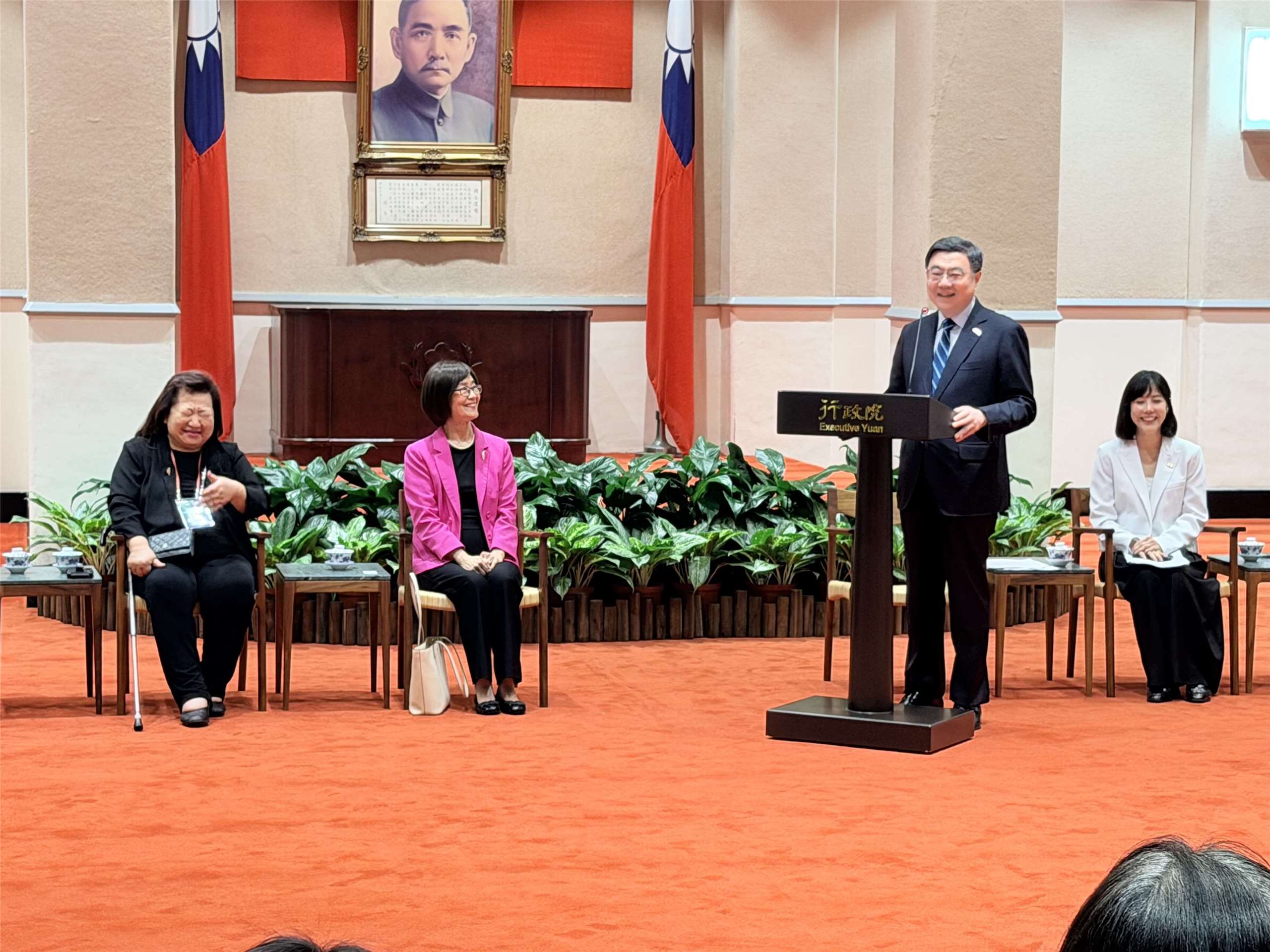 行政院長卓榮泰9日接見北美洲台灣商會聯合總會訪團。(鄭佑漢攝)