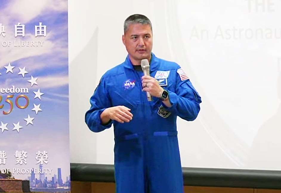 美國太空總署(NASA)太空人林琪兒(Kjell Lindgren)23日到台中參訪，並於講座中鼓勵台灣學子追逐太空夢。(翻攝AIT美國在台協會YouTube頻道)