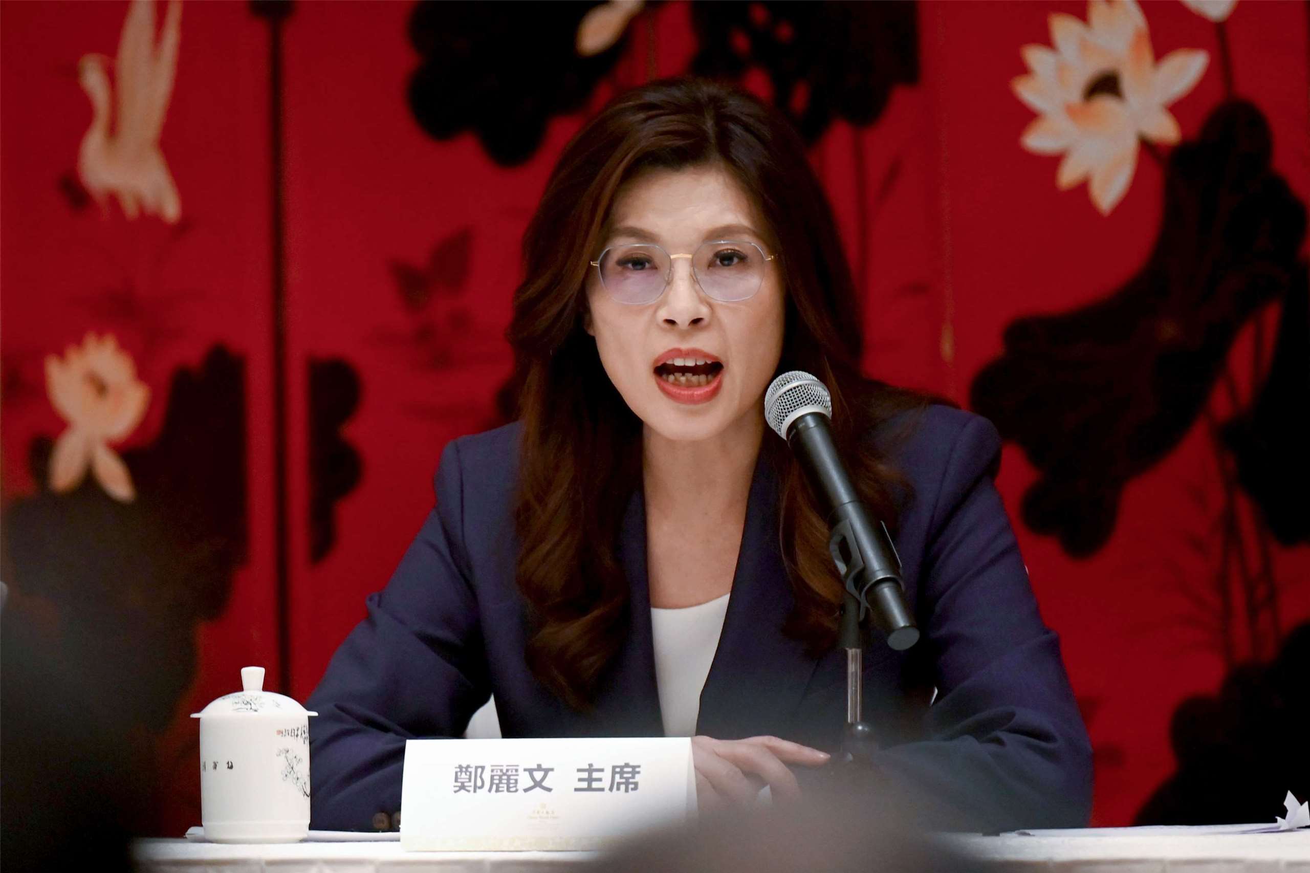 國民黨主席鄭麗文率團訪問中國，10日上午在北京人民大會堂與中共中央總書記習近平會面後，下午在北京中國大飯店舉辦中外記者會。