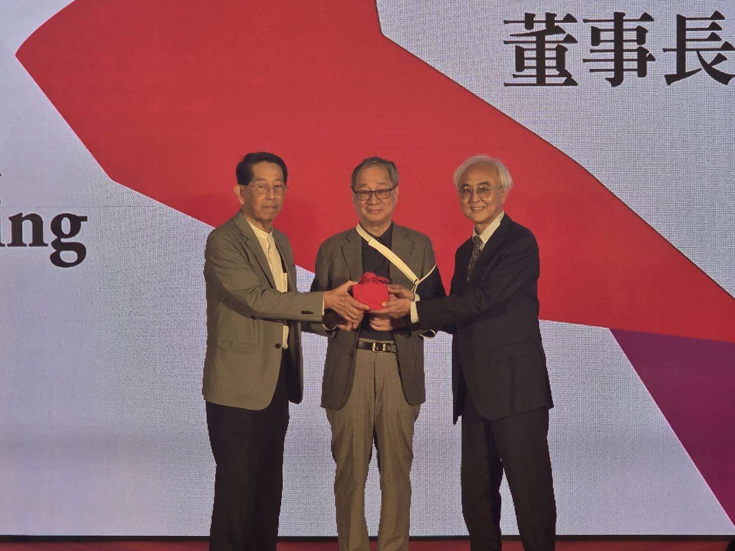 在文化部長李遠(中)監交下，楊其文(右)正式自高志尚(左)手中接下印信，成為國家表演藝術中心第四屆董事長。(江昭倫 攝)