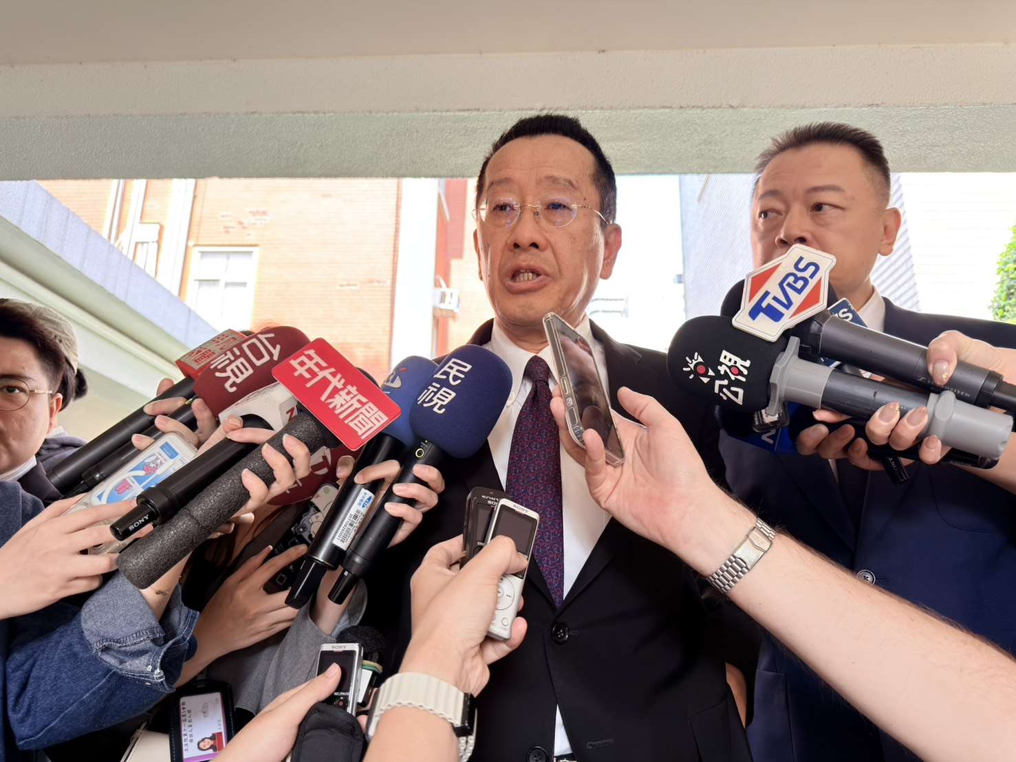 國防部長顧立雄10日赴立法院備詢前受訪。(鄭佑漢 攝)