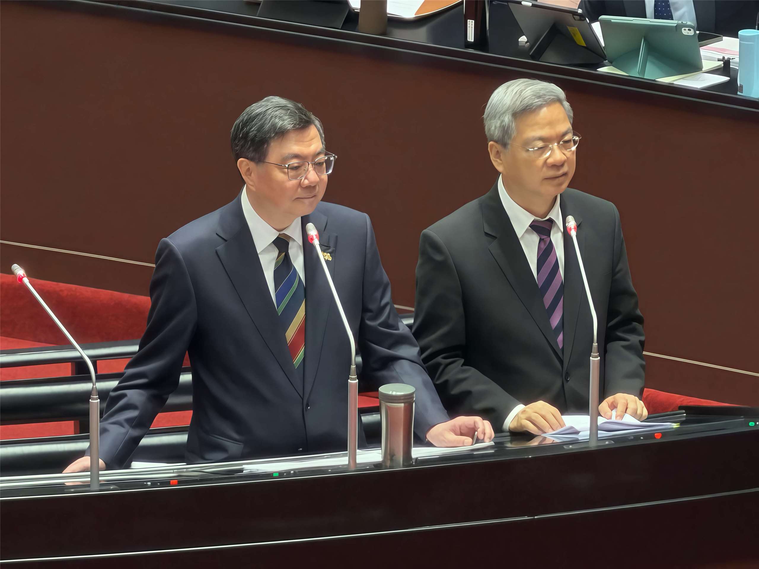 行政院長卓榮泰(左)及經濟部長龔明鑫(右)17日在立法院備詢。(鄭佑漢 攝)