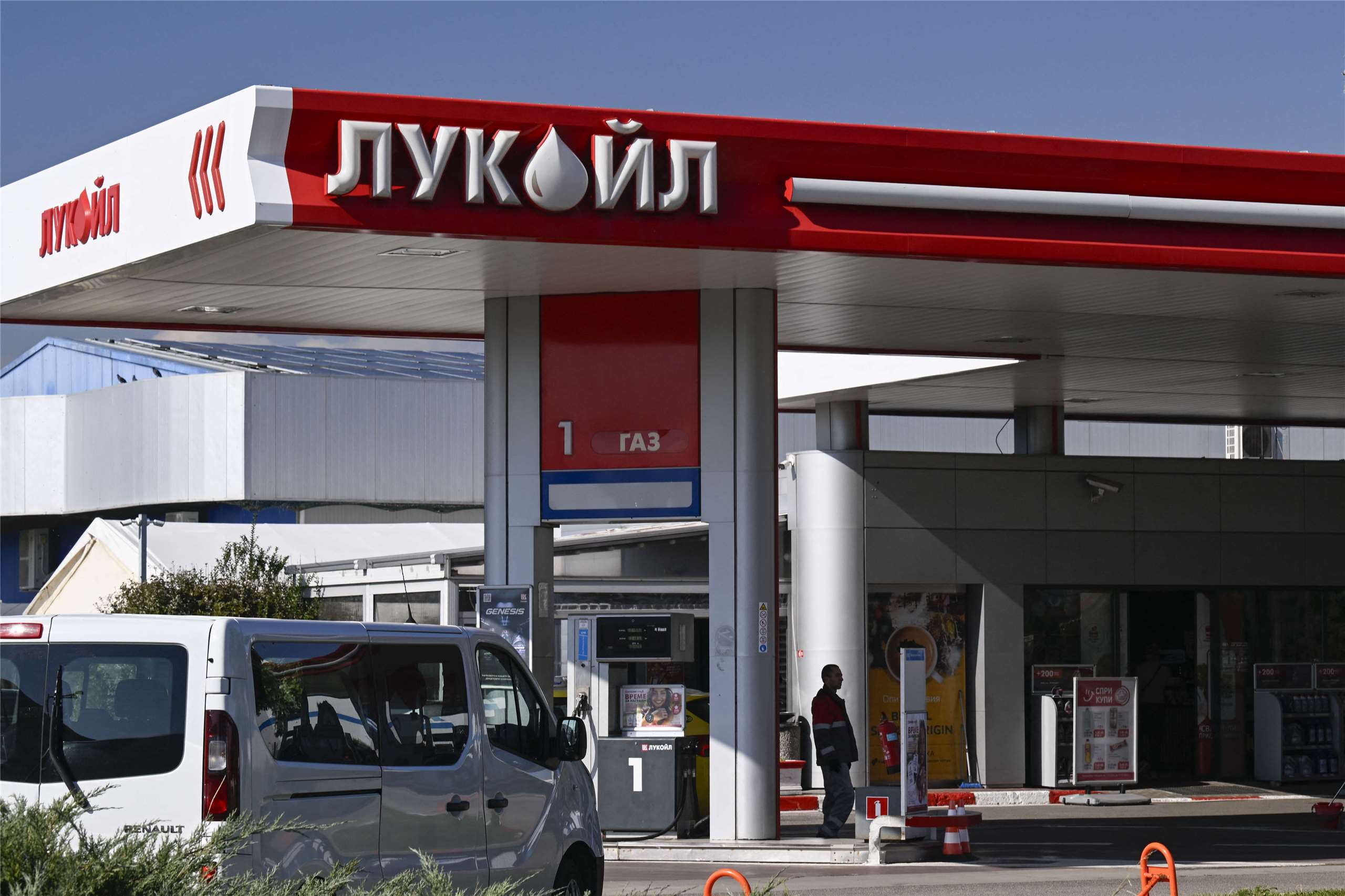 美國延長對路克石油公司（Lukoil）位於俄羅斯境外加油站的制裁豁免。資料照片。