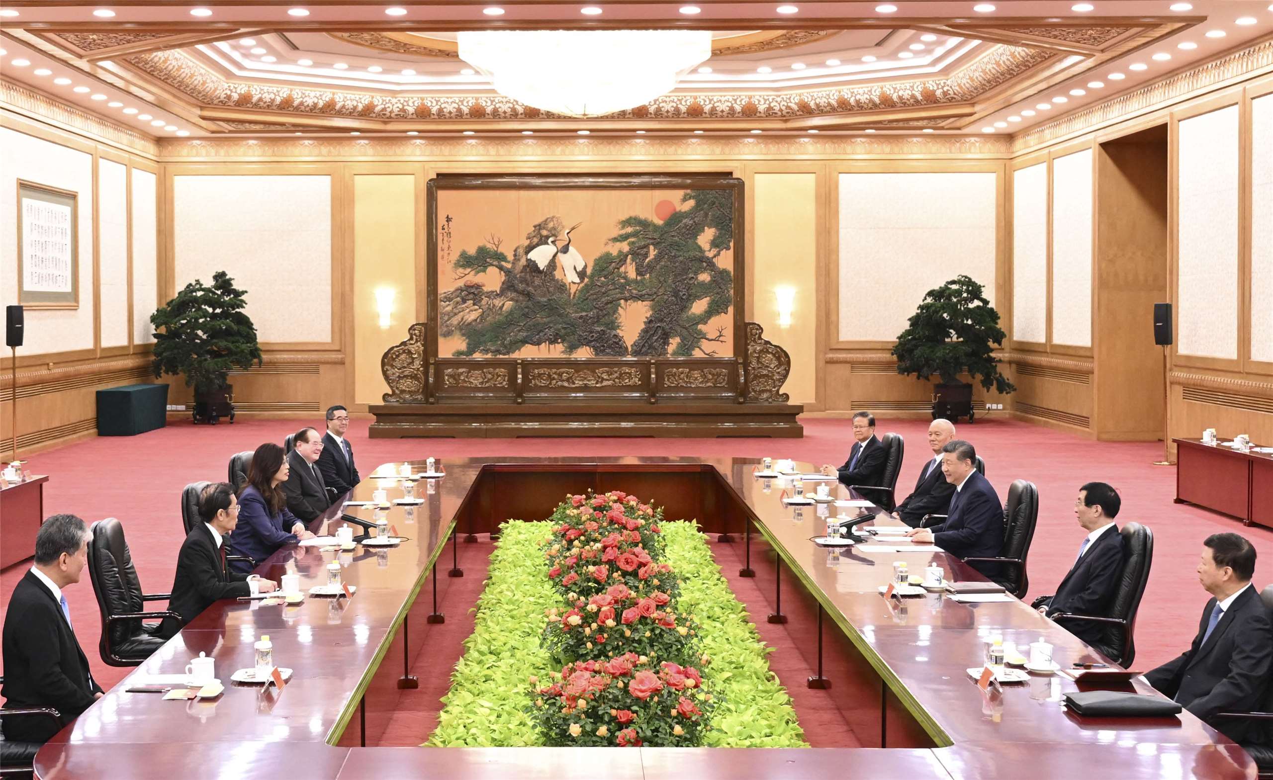 國民黨主席鄭麗文(左中)10日上午11時在北京人民大會堂東大廳與中國國家主席習近平(右中)進行會晤。