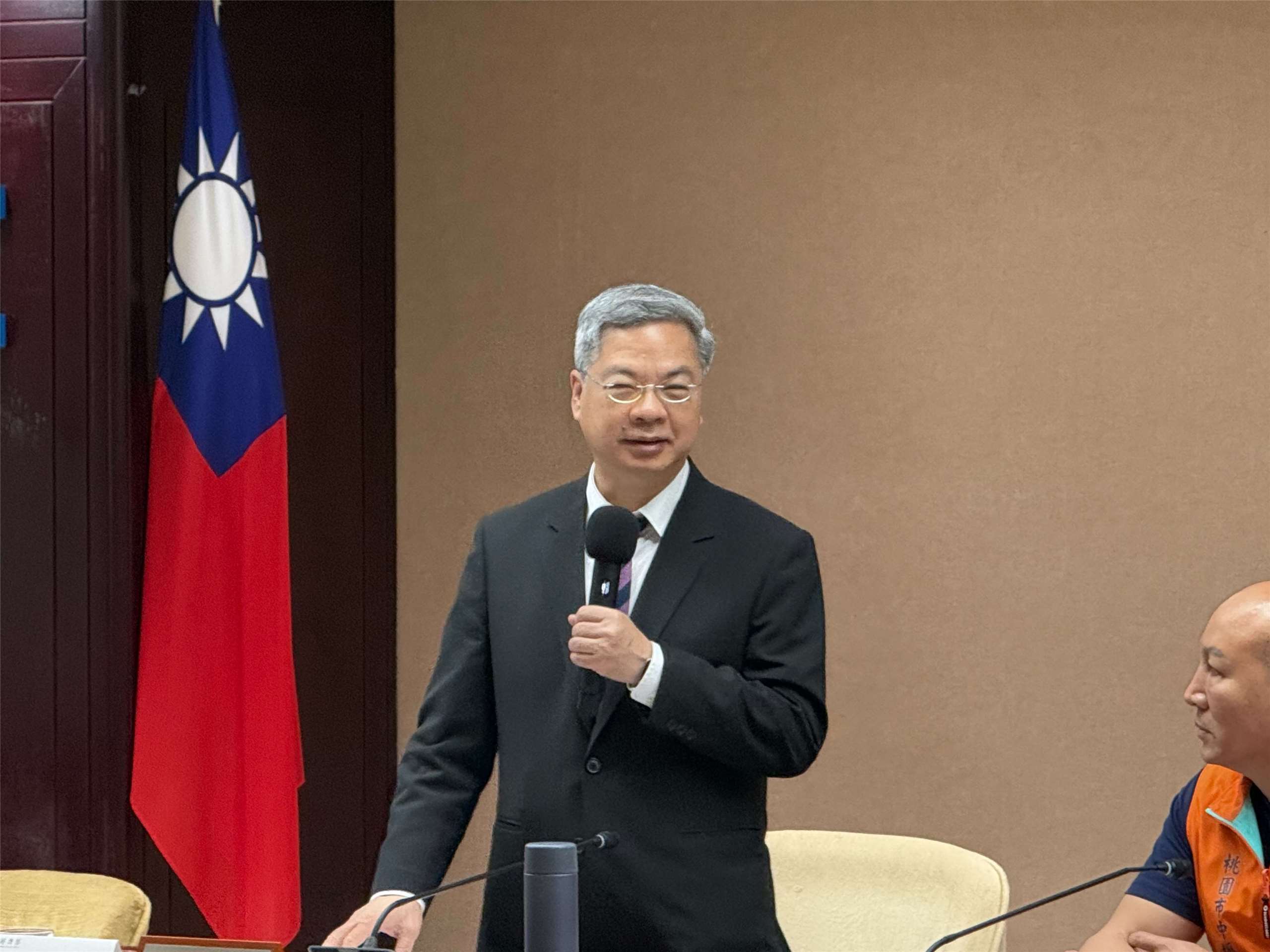 經濟部長龔明鑫與市場、夜市業者座談，並在會後表示，經業界反應塑膠袋內袋價格漲得最凶，因此經濟部塑膠袋平價專案將優先生產內袋。(謝佳興 攝)