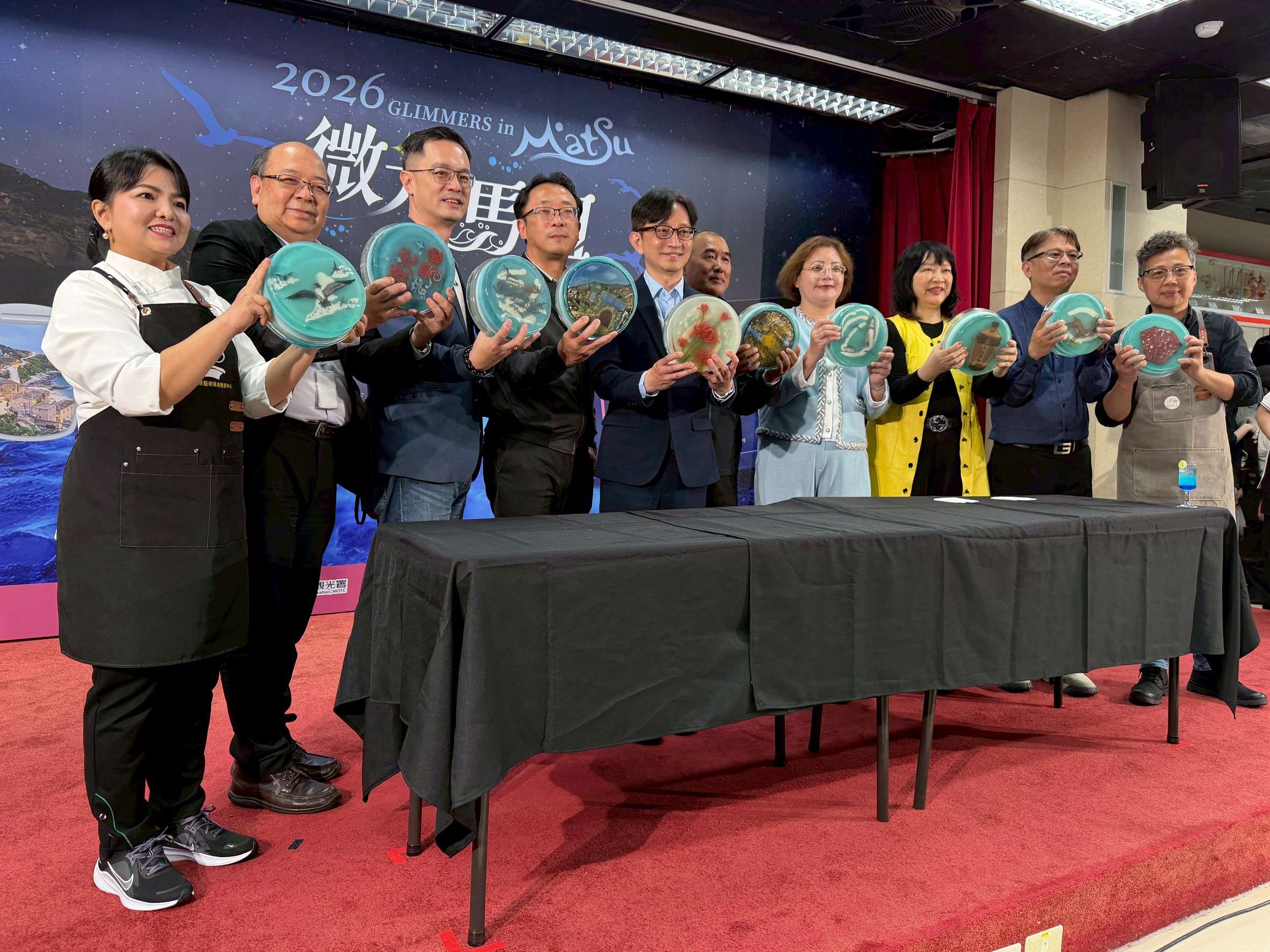 觀光署主任秘書黃易成(中)與馬祖國家風景區管理處長洪志光(左4)8日攜手眾多業者在台北舉行「2026微光馬祖系列活動」啟動儀式。(吳琍君攝)