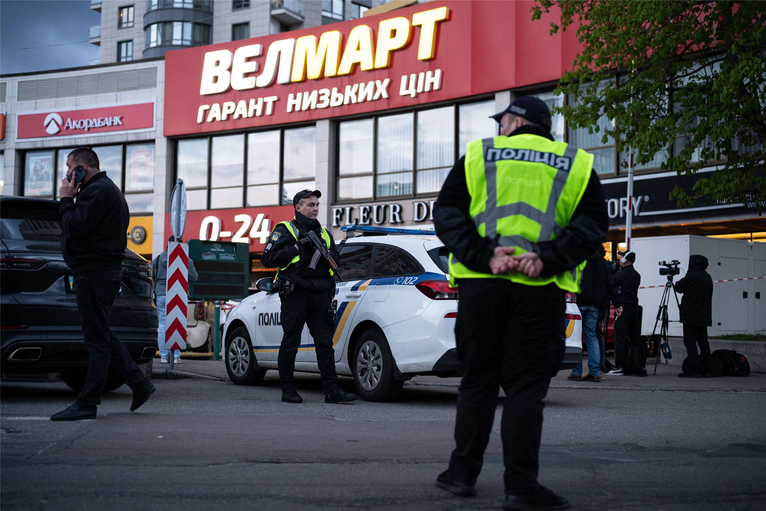 烏克蘭首都基輔南部霍洛西伊夫斯基區(Holosiivskyi)一名男子在街頭開火並闖入超市挾持人質，造成至少6人喪生、多人受傷。(AFP)