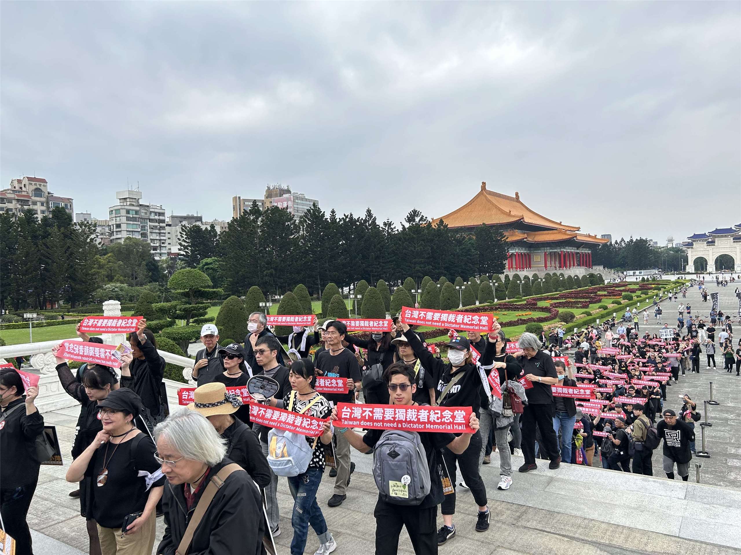 519行動組合及58個民間團體今天(5日)集結在中正紀念堂，發起「台灣不需要獨裁者紀念堂」行動，他們繞行堂體階梯，高喊「台灣不需要獨裁者紀念堂」。(趙婉淳 攝)