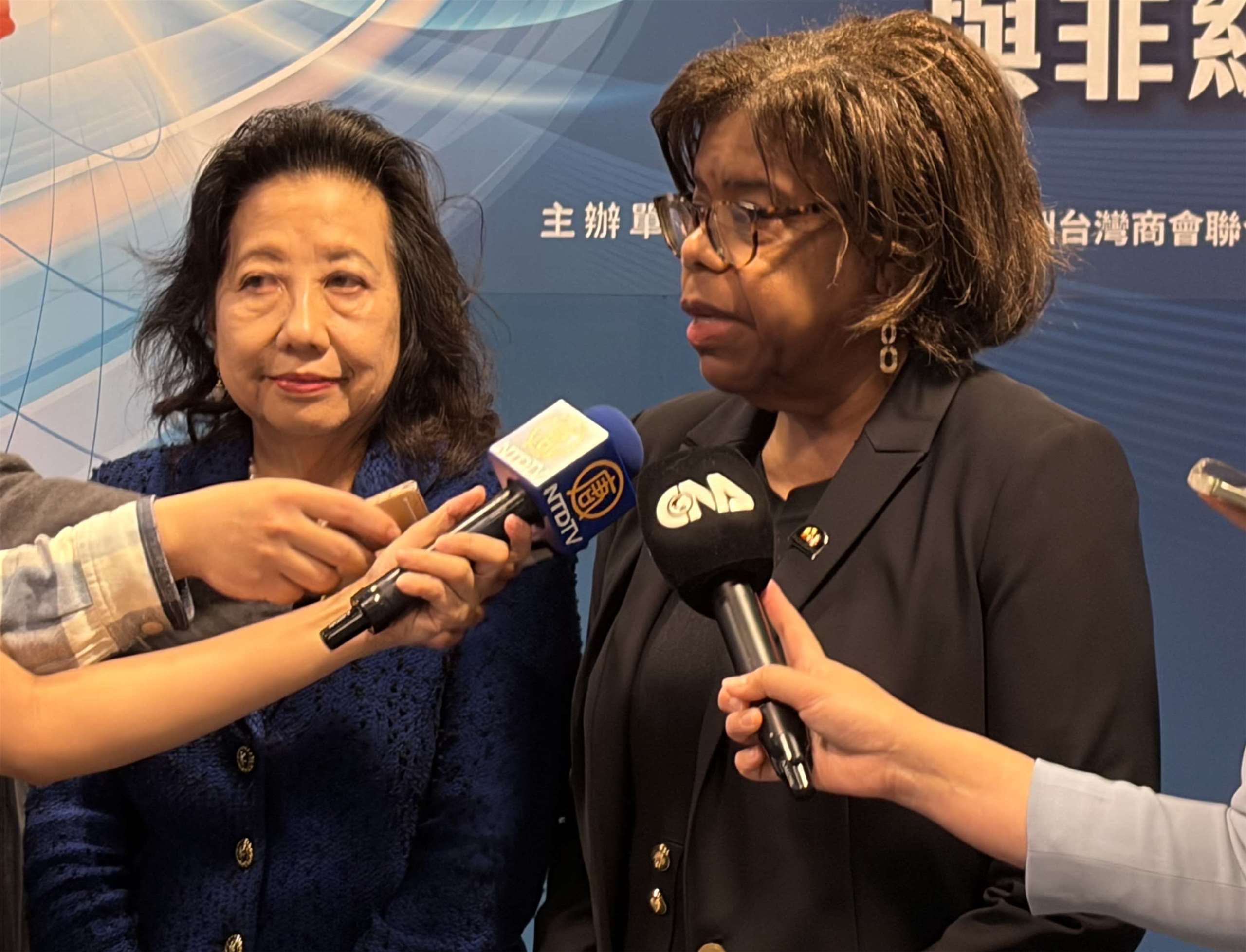 馬里蘭州務卿李鳳遷(Susan C. Lee，左)受訪時指出，馬里蘭州技術開發公司(TEDCO)已經宣布攜手台灣亞太投資開發協會(TAIIDA)，推動規模達5000萬美元的共同投資，聚焦AI、機器人、半導體與生物技術等領域合作。(蔡芃敏 攝)