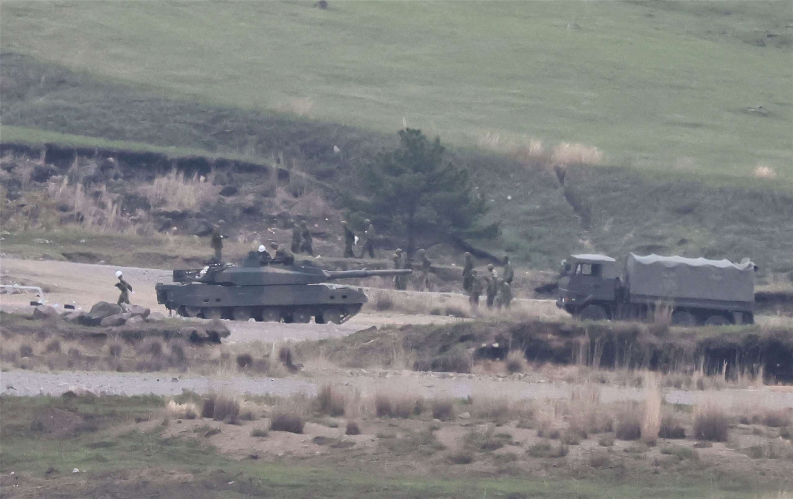 日本陸上自衛隊「10式戰車」21日進行射擊訓練時，發生砲彈爆炸事故。(讀賣新聞/AFP)