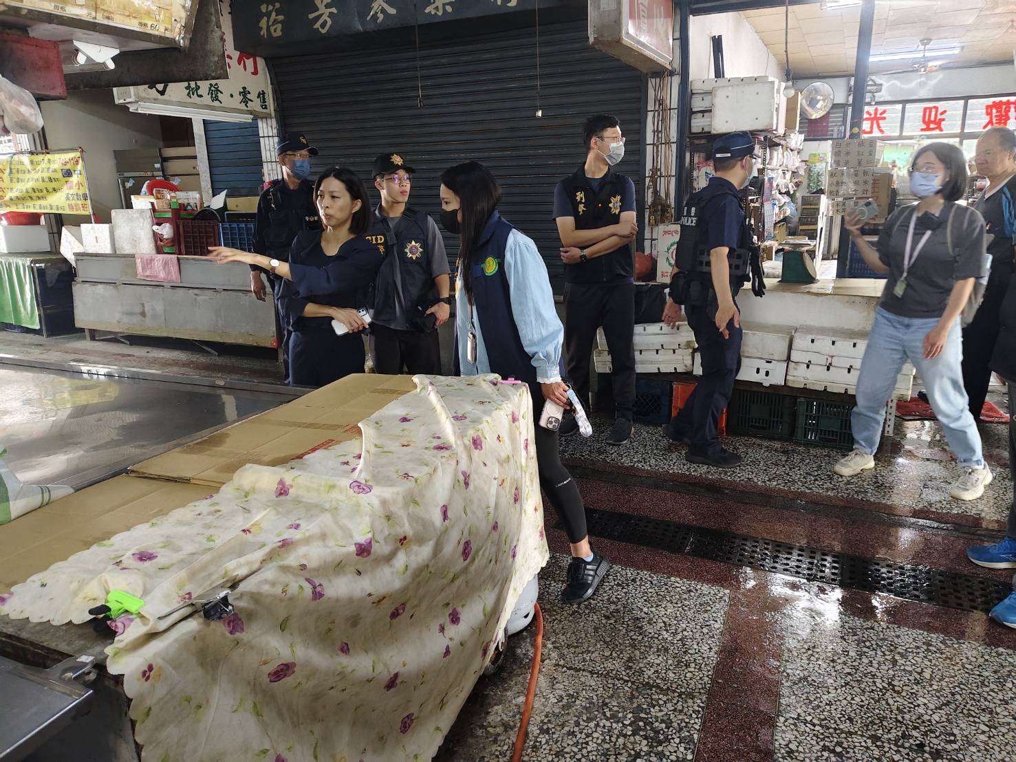 雄檢接獲衛生局通報某市場發生春捲疑似食物中毒案，立即指派檢察官會同衛生局到場調查 （高雄地檢署提供）
